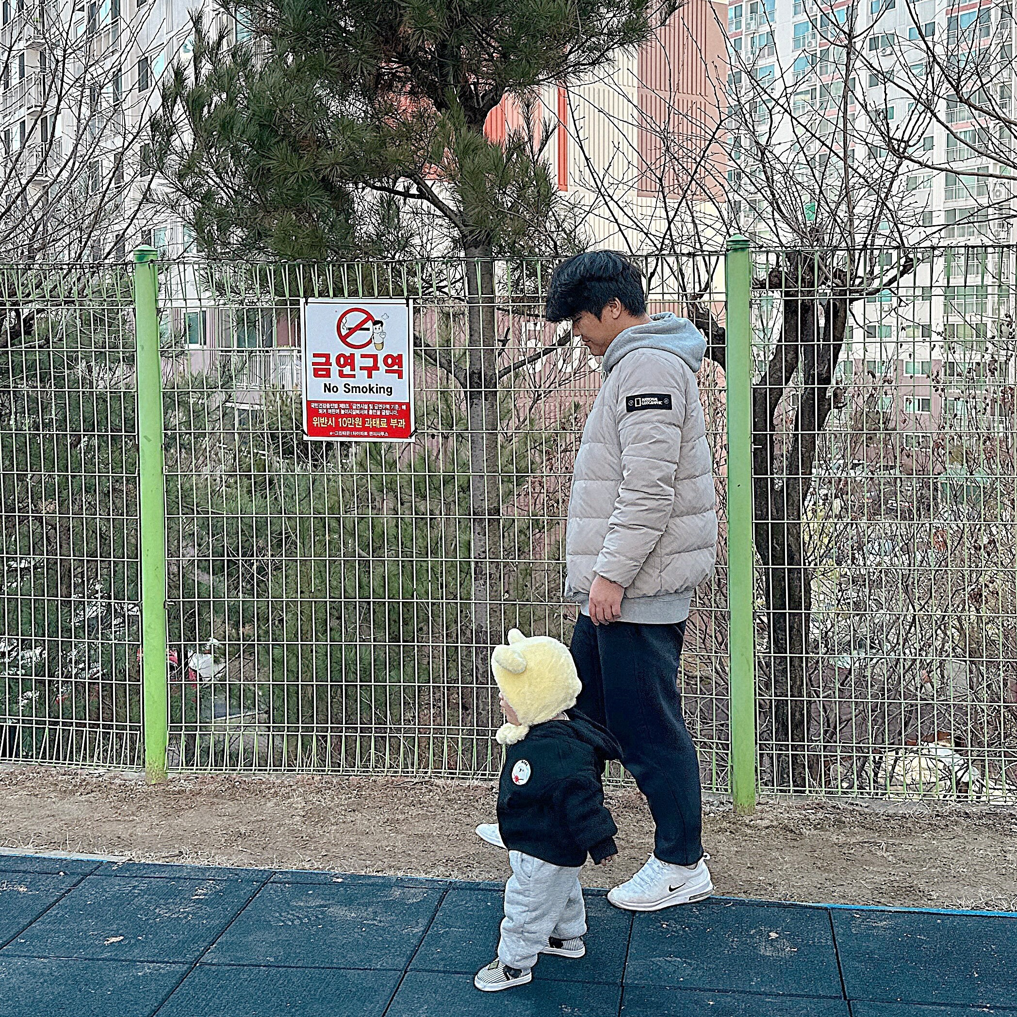 🐯𝔻+𝟜𝟜𝟙
아빠랑 놀이터에서 놀기
부자가 포즈도 같아요

#귀여운_곰한마리