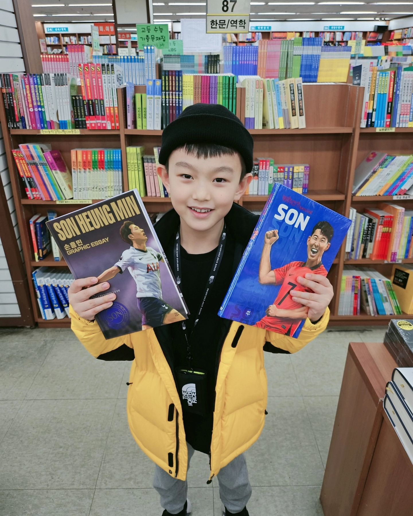 ♥︎

세뱃돈 받은걸로 손흥민님 책사고싶다는 미농
본인돈으로 처음으로 사는게 손흥민님 책이라니😍
같이서점가서 책사기

책은 사달라는대로 다사주겠다고 약속했더니
만화책만 사던 아이가 ㅋㅋㅋㅋ
엄마의 최애였는데
이제는 엄마보다 더 쏘니를 좋아하네 

둘다 화이팅🫶🏻

#손흥민사랑
#손흥민에세이