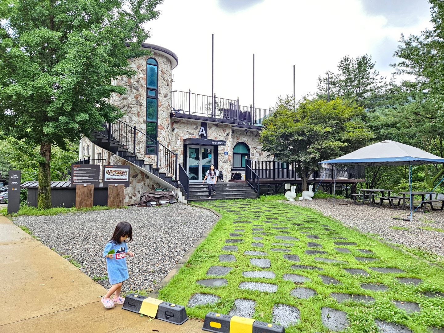 _​​🇬​​​🇬​​🇴​​​​🇲​​🇮​☻
⠀
🔖2024. 7. 20.(토) ~ 21.(일)
1박 2일 가평여행 재미지당🫶

역시나 1박은 아쉬워ㅋㅋ담번엔 캠핑존도
이용해보고ㅋㅋ2박은 하고옵시다요ㅋㅋㅋ
싱슈덕분에 극성수기에 극좋은금액(직원복지)로
잘다녀왔다 케케케💙 오는길 양평에서 한증막까지!
빼곡히 채우고 채웠던 우리의 여행!

특히, 꼬미의 효리니언니 사랑은 식을줄
모르고..^^ 우리 이쁜조카와 함께

#가평여행
#가족여행
#여름휴가
#담번에는해외지?

 .
 .