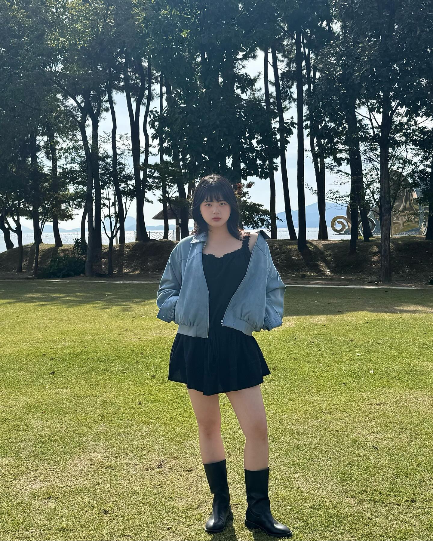 완전 오랜만에 피드입니다 현생살기 너무 바쁘네요🥹

더 추워지기 전에 후다닥 가을 옷 개시하기

색감이 너무 예뻐서 바로 겟 해버린 소라색 스웨이드자켓💙🫧💙

#데일리 #데일리코디 #오오티디 #오늘의코디