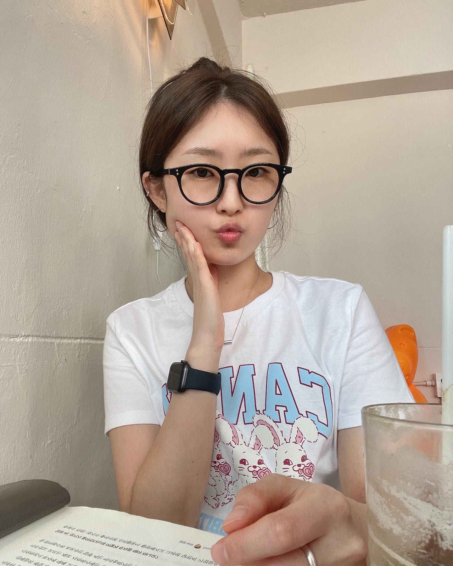 ♡ᵎᵎᵎ
몰랐죠? 사실 이건 알맹이 없는 안경입니다 🤓
왜냐믄 렌즈가 뿌사짐,,
쌩얼 앤경으로 사용하고 있답니둉~~