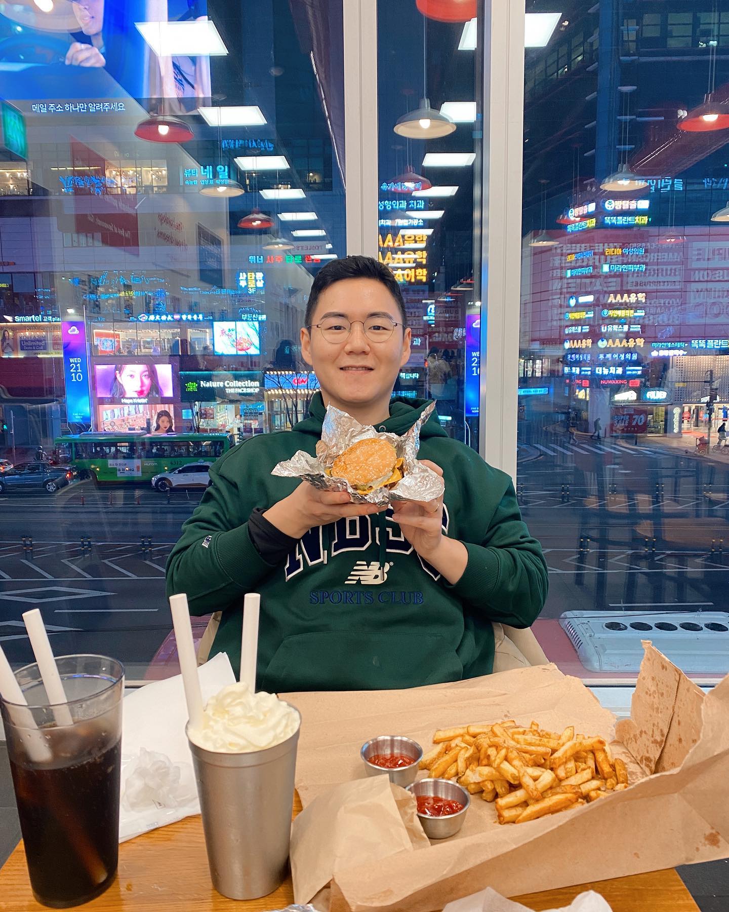 🥤
와이프 삼일 졸라서 온 파이브가이즈ㅋㅋ
저녁시간에 갔더니 다행히 차도안막히고
줄도 길지 않아 금방 먹었습니다!!

맛 평 : 버거킹 고급버전!!

한번쯤 다시 생각나긴 할것같은데
30분이상 줄서서 기다릴것 같진 않네요ㅋㅋ
