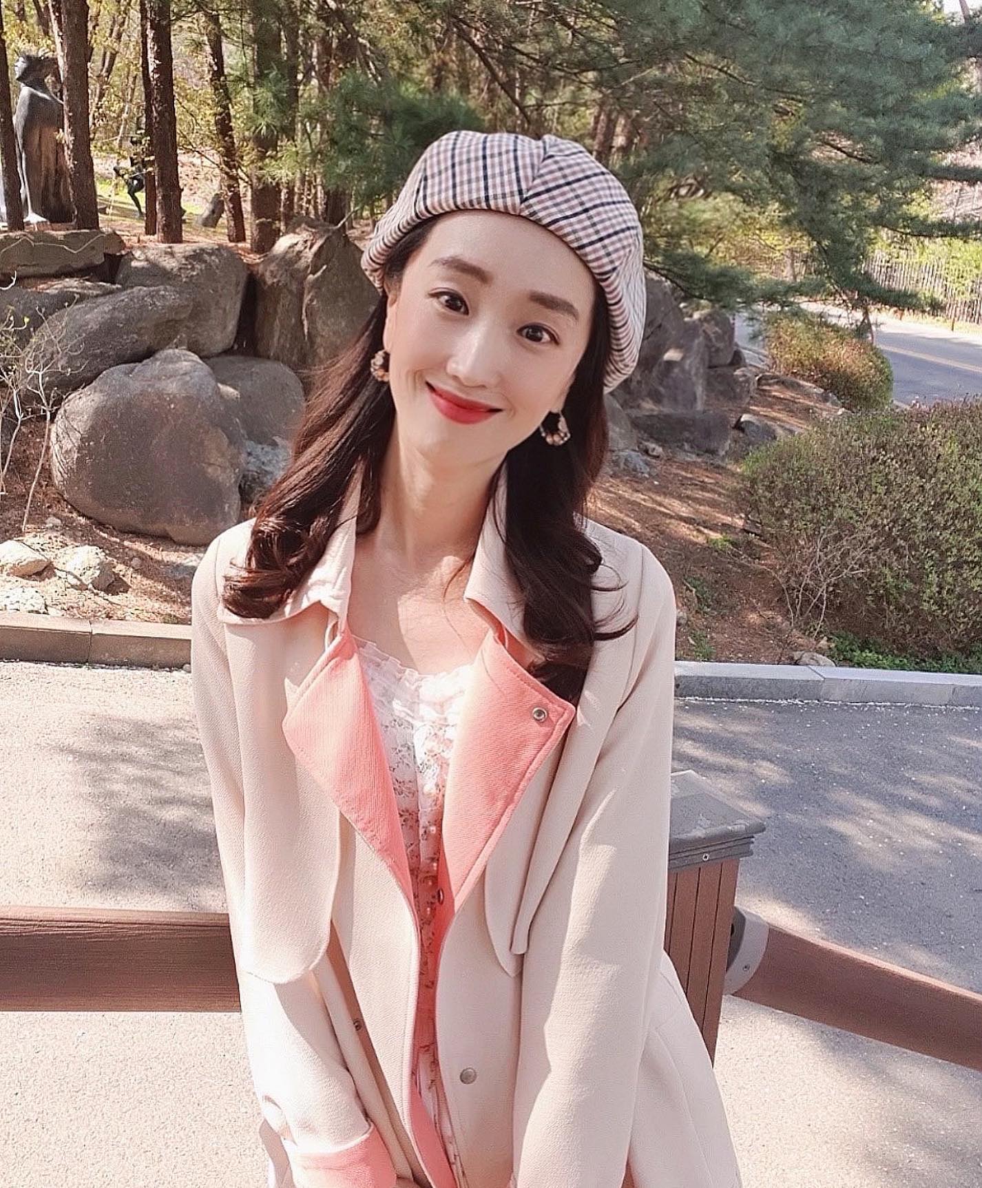 굿모닝 ❣️입춘이었네요🌸
예쁜모자로 포인트 줘봤는데
쇼핑하다 모자 예쁘다고 직원분이
선물도 주셔서 소소한 즐거움을 느꼈지요 😄
역시 예쁜옷 입을때 미소도 절로나오는 😊
이번주도 즐거운 한주 보내세요 !💓