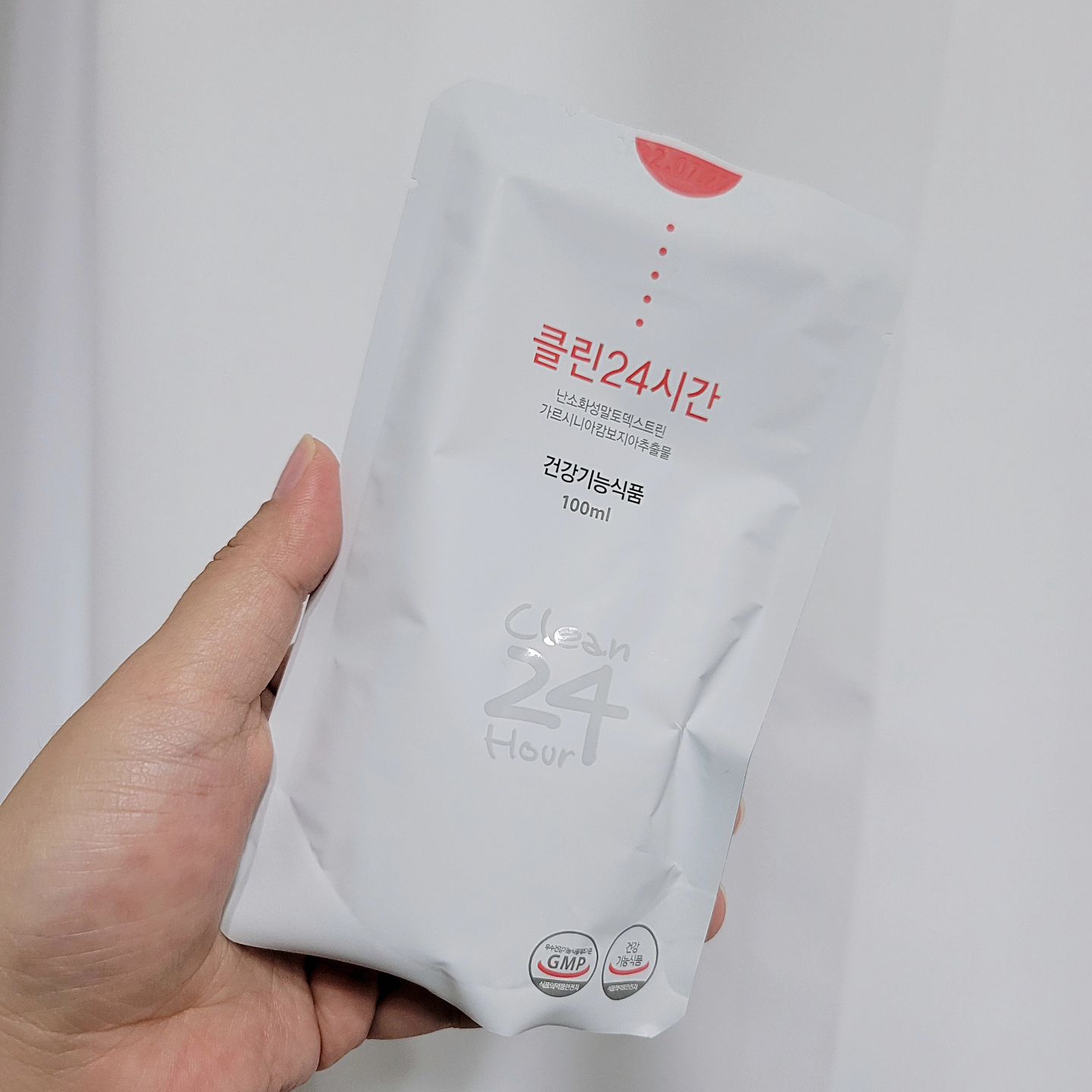 [광고]

클린24시간 

체지방 감소와 원활한 배변활동에 도움을 줄 수 있는 건.강기능식품
탄수화물이 지방으로 합성되는 것을 억제하면서 체지방 감소와 원활한 배변활동까지 2중 기능성 소재로 체계적인 관리가 가능합니다!(۶ꈨຶꎁꈨຶ )۶ʸᵉᵃʰᵎ
액상타입의 건.강기능 식품으로 언제 어디서든 간편하게 섭취가능합니다✓

이름값 톡톡히 하는 클린24시간 
마시면서 하는 탄수화물 킬러 HCA+쾌변다이어트๑❛ᴗ❛๑

[식약처에서 기능성 인정] 

▶난소화성말토덱스트린◀
배변활동을 원활하게 하는 데에 도움을 줄 수 있음

▶가르시니아캄보지아추출물◀
탄수화물이 지방으로 합성되는 것을 억제하여 체지방 감소에 도움을 줌

[이렇게 드세요 (섭취방법)]
1일 1회, 1회 1포를 물 또는 탄산수와 함께 희석 (250ml~400ml 기호에 맞춤) 섭취하세요
클린24시간 1박스로 5일간 진행이 가능합니다

▶ 섭취 방법 가이드 (예시) ◀
아침 : 수분함량 높은 과일이나 샐러드
점심 : 맵거나 짠 자극적인 음식을 배제한 일반식 1/2
저녁 : 저녁시간에 클린24시간 1포 섭취 (선택에 따라 일반식1/2 병행)

[주의사항] 
1. 섭취 전 폰 알람으로 일정한 시간에 꾸준히 드시는게 좋습니다. 
2. 섭취 중 알콜, 카페인, 탄수화물 위주의 고열량 또는 자극적인 식단을 가급적 배제하세요
3. 하루 수분 섭취량을 충분히 늘려 주세요
4. 프로그램 진행 기간동안에는 집중해서 식단을 지켜주세요
5. 적절한 운동 및 활동량을 늘려주시면 더욱 좋습니다
6. 전용보틀은 뜨거운 물 사용이 불가합니다(차갑거나 미지근한 물)

▶ 이럴 수도 있어요 (참고해주세요!) ◀
섭취후 수시간 이내 장 내에서 수분을 끌어당기는 동시에 가스를 생성시킬 수 있습니다.
최대치에 이르면 강한 배변 신호를 느낄 수도 있습니다

➩ 옵션 : 2박스이상 보틀증정
➩ 배송 : 평일 오전 9시이전 주문시 당일출고

𖤐상세정보 및 구매는 프로필링크에서 가능하세요 :)
𖤐문의는 댓글 또는 DM 주세요🙋🏻‍♀️