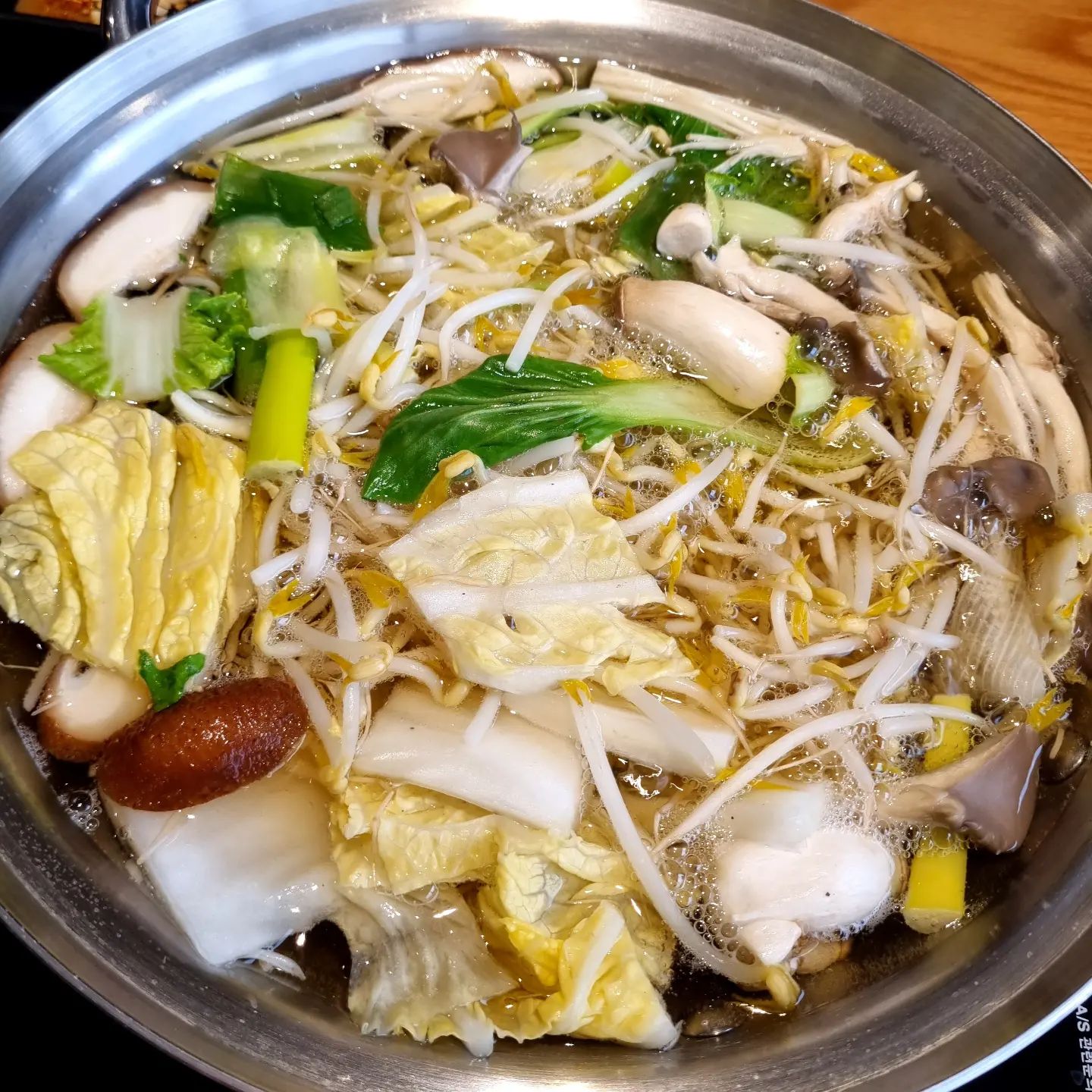 #협찬 #로운샤브샤브광주 #샤브샤브무한리필 #소고기무한리필 #로운NC광주 #로운샤브샤브 #신안동맛집 #광주맛집

광주 무한리필 샤브샤브 맛집❣️
NC 광주역점 <로운 샤브샤브>에 다녀왔어요👩‍❤️‍👨

전부터 가보고 싶었던 <로운 샤브샤브>가 드디어 광주에도 생겼다해서 바로 다녀왔는데요🙆🏻‍♀️ 완전 넓고 쾌적한 내부에 인테리어도 예뻐서 가족 모임이나 데이트하기 딱 좋아보였어요💞

야채 버섯 육수, 소고기 육수, 마라 육수, 얼큰 육수 등 육수 종류도 4가지나 되고👏🏻 우양지, 앞다리, 돈삼겹 등 무제한 소고기에🐮 30여 종의 샐러드바✔️신선한 야채 토핑들도🥬 50여 가지나 돼서 대박이더라구요👍🏻👍🏻
샤브샤브 외에도 각종 튀김, 떡볶이, 탕수육, 잡채, 볶음밥, 소고기 감태죽, 토마토 야채스프, 묵은지 두부찜, 월남쌈 등 식욕을 자극하는 다양한 음식들을 한번에 맛볼 수 있어서 넘 좋았어요😋 완전 부드럽고 고소한 소고기에 샤브샤브 육수는 넘 시원하고 개운해서 많이 먹어도 속이 편하더라구요🥹💕

에피타이저부터 식사, 디저트까지 3코스로 즐길 수 있는 <로운 샤브샤브 NC 광주역점>❕️가성비 좋고 분위기 좋은 모임 장소 찾으실 때 완전 추천드려요🤗❣️❣️

🎉 로운 인스타그램 추가 시 다양한 혜택과 소식, 이벤트를 받아볼 수 있어요🙆🏻‍♀️ loun.official

🏠 주 소 : 광주 북구 경열로 249 (신안동, NC백화점 광주점) 로운 NC 광주역점
🕒 매일 11:00~21:00 / 퇴점 전 차량 등록 주차 3시간 무료🚗

#광주샤브샤브 #광주샤브샤브맛집 #광주샤브샤브뷔페 #광주맛집추천 #맛스타그램 #먹스타 #먹스타소통 #먹스타맞팔 #광주가볼만한곳 #광주모임장소 #광주회식장소 #광주무한리필 #광주데이트 #먹팔 #먹팔맞팔 #먹팔해요 #먹팔환영 #칼맞팔 #선팔하면맞팔 #좋반 #좋아요 #좋아요반사