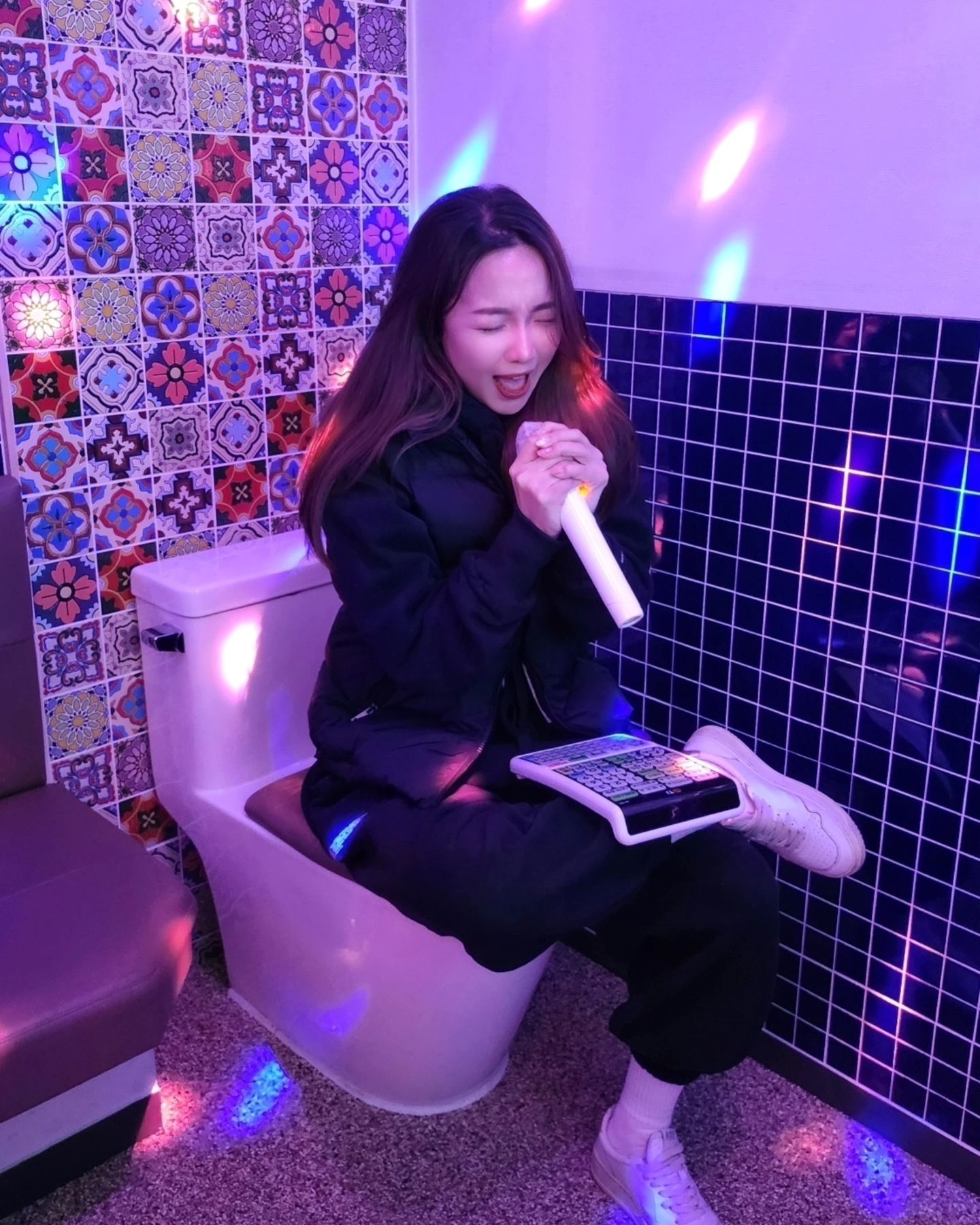 요즘 서면 핫한 곳이라고 해서 와봄 🤪🤪

서면 악쓰는하마
🪧 부산 부산진구 서전로10번길 64 2, 3, 4층

컨셉별로 나뉘어져있는 #서면코인노래방

변기가 있는 화장실룸, 욕조있는 룸 등등
다양한 테마 있어서 신나게 놀다와쏘요 🫶🏻

#부산노래방 #서면노래방 #서면핫플 #서면악쓰는하마