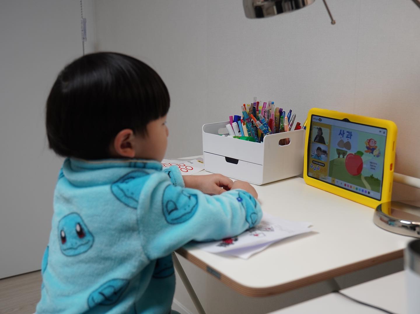 🥰’엄마 나 엘리하이 해도되?‘
첫째가 어린이집에 다녀오면 가장먼저 하는 말입니다. 
본인이 스스로 엘리하이학습을 하겠다고 하니 너무 기특해요. 

요번주엔 엘리하이 한글공부를 소개할꼐요

🌿​엘리하이키즈 한글은 총 4단계 12레벨 커리큘럼으로 
한글과 친해지기부터 한글떼기, 읽기 독립까지 몸으로 익힐수 있어요.

​실제로 이제 엘리하이 2주차된 저희 아이가 
헷갈려 하던 자동차이름, 동물 이름들을 
이제는 자신있게 말하더라구요 

​꾸준히 태블릿으로 공부하고 지면학습지로 복습하며 
단어를 눈으로 익혔기 때문이 아닐까 싶어요

​🌿그리고 엘리하이키즈는  매주 2회 이상의 독서 수업이 있어요. 

저는 집에있는 책을 읽기도 하지만 
도서관에서 책을 빌리기도 하거든요 
그럴땐 제가 원하는 책을 도서관에서 빌리기 때문에 
한쪽으로 장르가 치중될수 있다 라는 생각이 드는데 

엘리하이에서 다양한책을 매주 2회이상 보여주니 
엄마로선 너무 만족스러웠습니다. 

🌿게다가 무려 6000여권의 도서가 무제한 공짜라는 사실
국내 30여개의 출판사에서 엄선된 단행본 그림책을 
엘리하이키즈에서 만나볼수 있다고 하니 

엄청나죠? 

😍초등엘리하이북클럽, 초등엘리하이강의도
무료로 제공된다고 하니 저처럼 형제를 키우는 분들 
특히 유아 초등학생 자녀를 둔 학부모님께 정말 희소식이라고 생각됩니다. 

앞으로도 엘리하이키즈와 함께 한글공부열심히 할게요 

#제품제공 
#엘리하이키즈
#메가스터디교육
#유아학습지
#유아사고력수학
#유아수학
#5세학습지
#유아홈슬쿨링
#제품제공협찬 
#엘리하이키즈 
#유아태블릿
#유아영어
#한글공부
#5세영어
#5세한글공부
#5세한글
#한글떼기
#5세수학