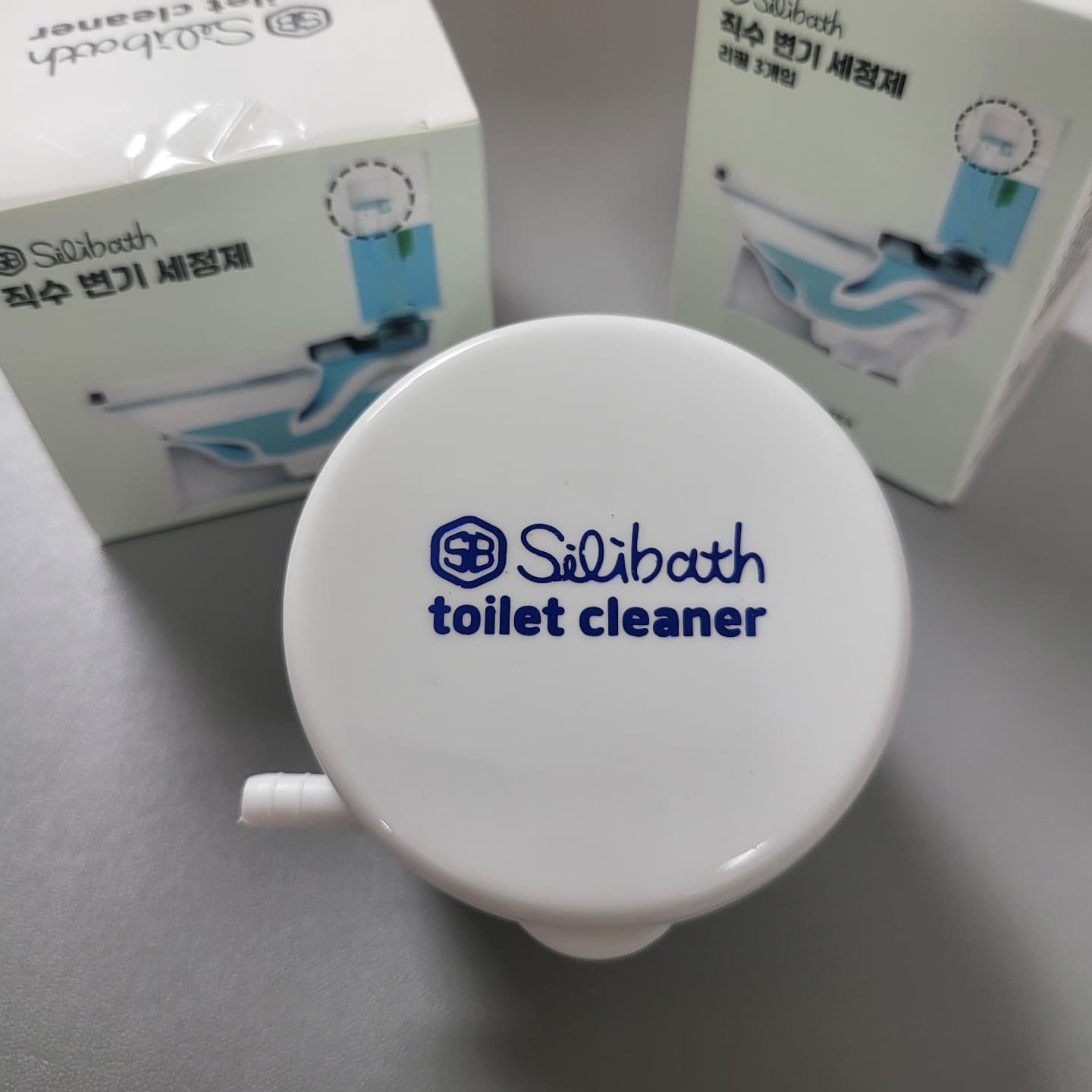 #협찬 

추석맞이 대청소하면서 화장실 청소도!
이게 사람이 자주 쓰면 오히려 물때 안끼는데
나는 혼자 사는데다가 하루종일 밖에 나갔다가
집에서 변기쓰는 일이 거의 없어서 그런지
화장실 청소 일주일만 안해도 
가장자리에 물때가 빨갛게 올라옴..

그래서 이번에 자동변기세정제를 설치했는데
물때도 안 생기고 냄새도 안나서 좋당..
보충수 호스에 꽂아두니깐
보충수 배관부터 물탱크까지 
전부 소독된다고함!

종종 쓰던 변기 세정제는
변기 물탱크에 넣는방식인데
이건 초반에만 진하게 세정제 나오고
일주일만 지나면 연해져버렸는데
이건 물 보충될때만 흘러나오니깐
훨씬 경제적으로 절약되는듯!

거기다 보충수에 녹아서 내려오는거라
파란 가루찌꺼기 남는것도 없이 깨끗깨끗~

#변기세정제 #자동변기세정제 #직수변기세정제 #변기클리너