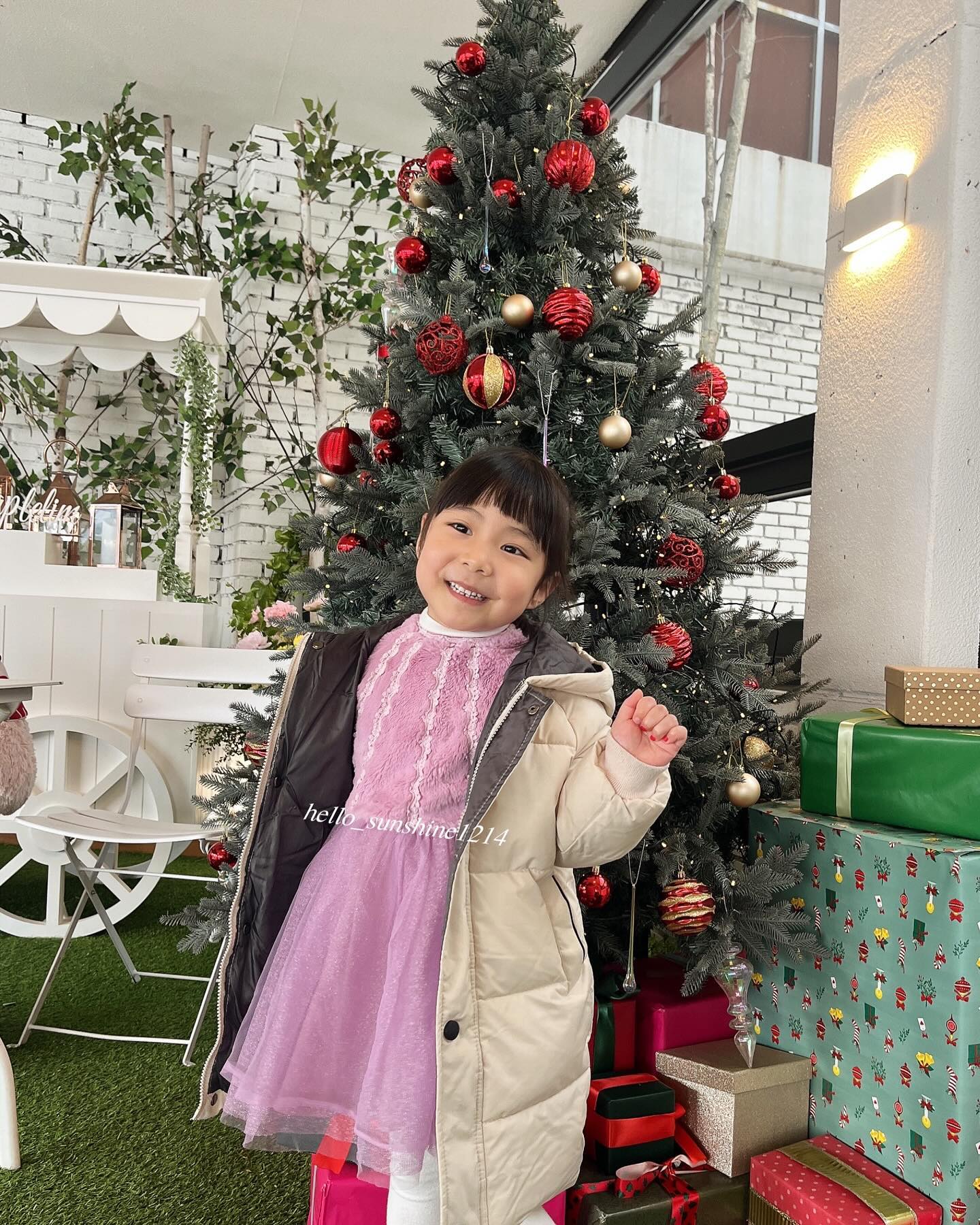 바람쐬고 싶어서 급 가게 된 #메이플림카페 에요😊
곰돌이랑 크리스마스 트리로 꼬맹이도 참 좋아했구요~
저희 부부는 창가 자리에 앉아서 
#북한강뷰 보며 힐링타임 🥰

+
여기저기 포토존이 진짜 많아요~📷
사진 잘 찍으시는 분들은 훨씬 예쁜 사진 많이 건질거에요👍🏻

#메이플림 #겨울포토존 #남양주카페 #아이랑카페
#포토존카페 #트리카페 #사진맛집 #아기랑갈만한곳 
#크리스마스분위기카페 #서울근교나들이 #아기랑카페