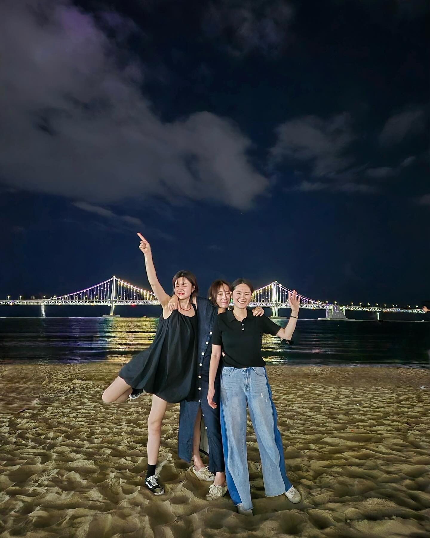 반갑고 반가운 친구들, 부산까지 달려간 보람이 있네🩶
밤새 울고 웃고 떠들고 같이있는것만으로 에너지충전 ⸝⸝ᵕᴗᵕ⸝⸝
삼년만에 만난 우리, 이시간의 소중함을 알기에 한순간 찰나들이 애틋하다.
덕분에 마음이 풍성해진 느낌이다. 🩶🩶🩶