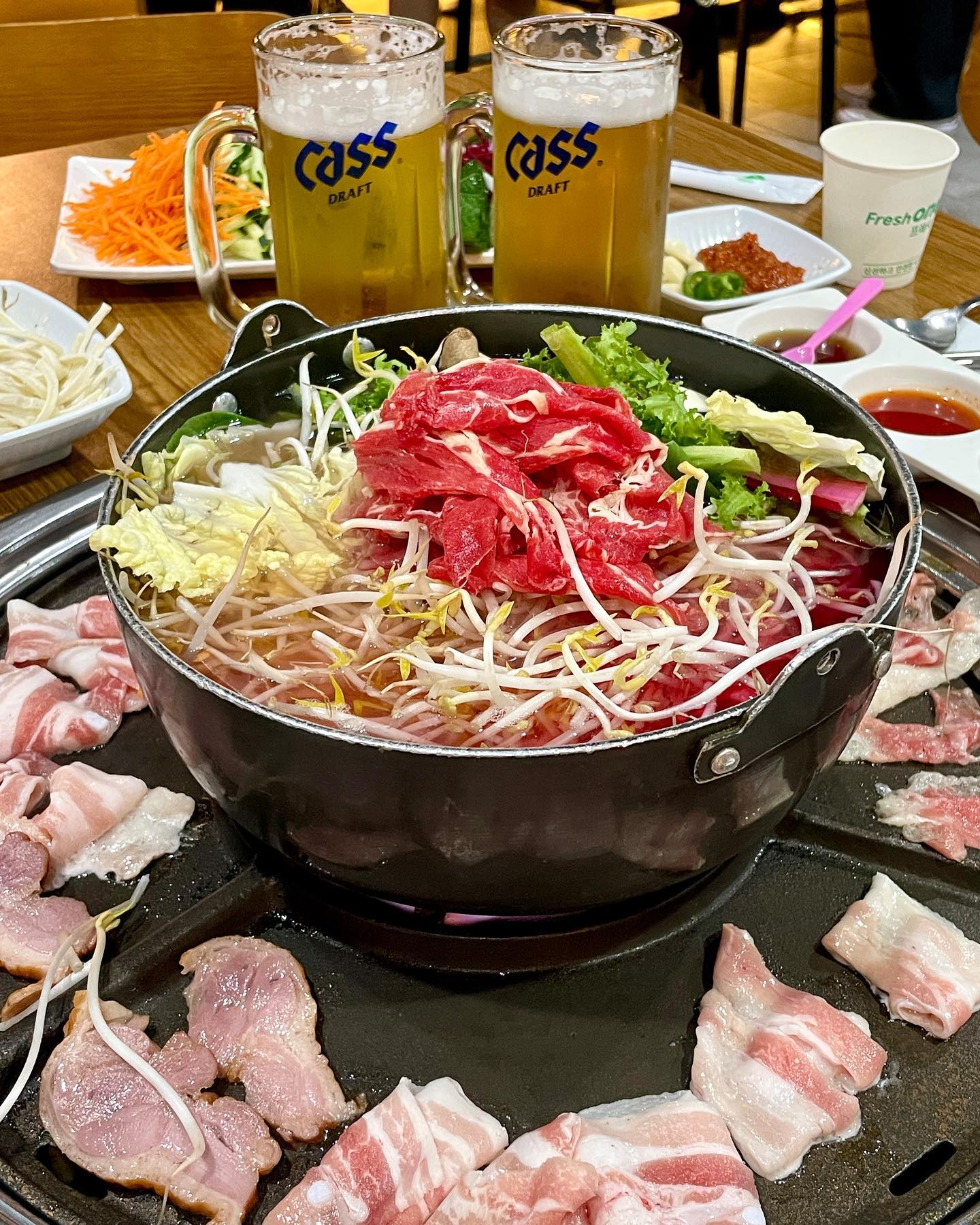 🐾<퀸즈가든 강남점>

짱짱한 고무줄 바지 입고 출동해야 할
강남 샤브샤브 무한리필 퀸즈가든!!!
KBS2TV 생생정보 43회 방송된 맛집이며,
샤브뿐만 아니라 월남쌈, 구이까지
다양한 메뉴를 한번에 즐길 수 있는 곳이에요.
샤브를 좋아하는 분들, 구이를 좋아하는 분들
모두의 입맛을 충족시키는 무한리필집이랍니다🤩
6천원 추가시에는 생맥주까지 무한리필로 
즐길 수 있어요!🍺

넓은 매장에 누구나 좋아할 메뉴들로 구성되어
각종 모임이나 회식 장소로 제격❤️
배달의 민족이나 쿠핑잇츠를 통해 배달 시킬 수 있고
집들이나 홈파티 음식으로도 좋아요!
친구랑 주말에 배터지게 푸파하고 왔네요 ㅎㅎ

🌷상호명: 퀸즈가든 강남점
🌷주소 :서울 서초구 강남대로53길 7 강남애니타워 지하1층
🌷전화번호:0507-1361-0531
🌷영업시간: 매일 11:00 -22:00 라스트오더 21:00

#협찬 #강남역맛집 #생생정보맛집 #강남역점심 #강남역샤브샤브
#잠실샤브샤브 #강남배달맛집 #잠실맛집 #강남맛집
#강남월남쌈 #잠실월남쌈 #강남역회식 #강남역모임
#방이동샤브샤브 #잠실데이트 #방이동데이트 #방이동회식
#방이동모임 #강남데이트 #퀸즈가든