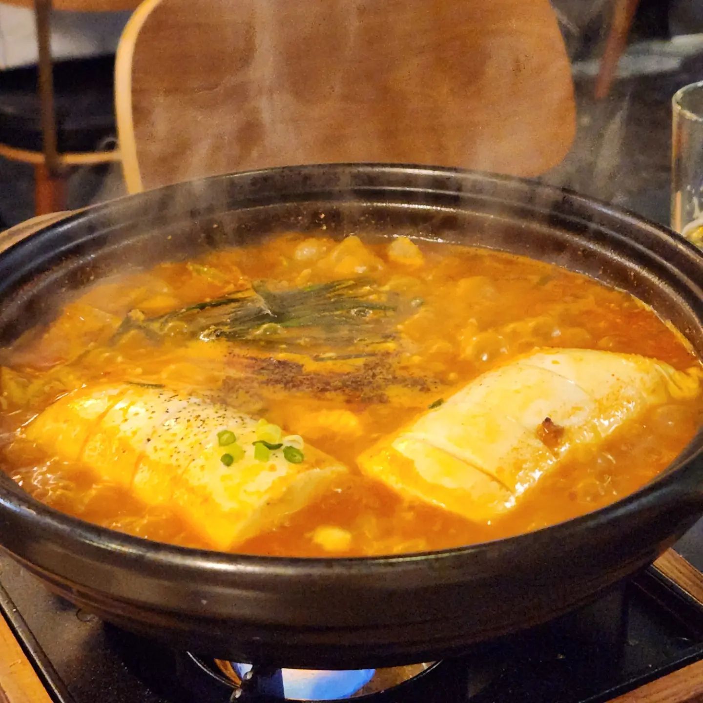 조용하고 맛있는 밤 [현야]

요즘 순두부찌개에 꽂혀서
자꾸 술집에서 순두부찌개를 시키게 된다.

이날 갔던 현야에서도 안주는
스지 순두부 전골!

전골이 진해서 밥이랑 먹으면 더 좋다.

현야의 다른 메뉴도 맛있지만 뜨끈~~~한
순두부전골이 목을 타고 내려가 속을 데워주는 그 느낌이 너무 좋다.

#현야 #하남맛집 #미사맛집 #미사역맛집 #하남술집 #미사술집