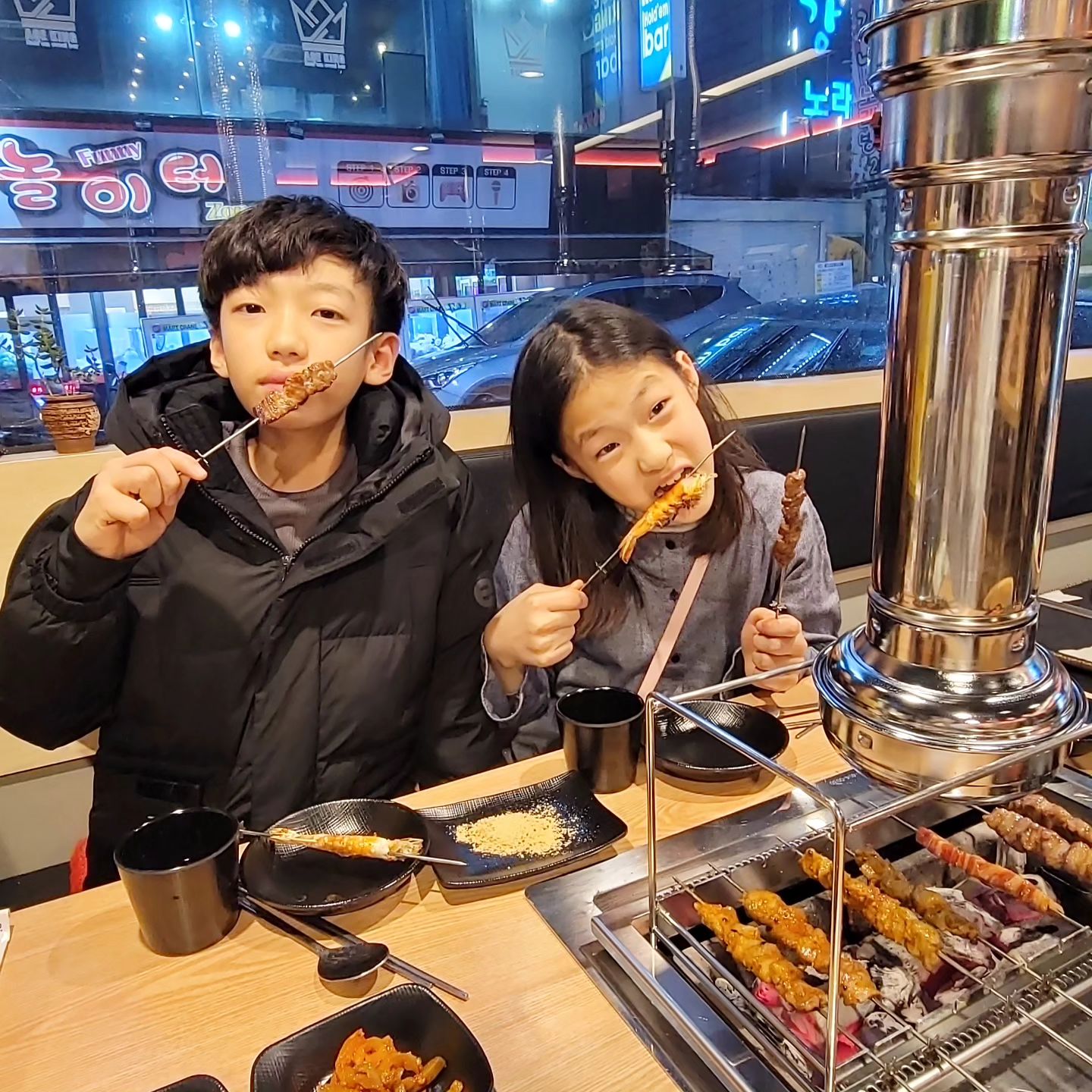 양꼬치 양꼬치 노래를 불러서 
이 비를가 오는데 결국에 나왔다
배고다고 난리를 쳐서 난 아직 하나밖에 못먹음
애들도 잘는 양꼬치 나도 잘먹는데 🤣🤣
대하구이 2판은 먹어야될듯 

#쌍용동맛집 #초딩양꼬치중 #양꼬치먹자 #저녁
#쌍용동 양꼬치#천안양꼬치 #비도오는데 #쌍용동먹자골목
 #천안양갈비 #쌍용동 양갈비 #6692양꼬치양갈비 #여행인플푸언서