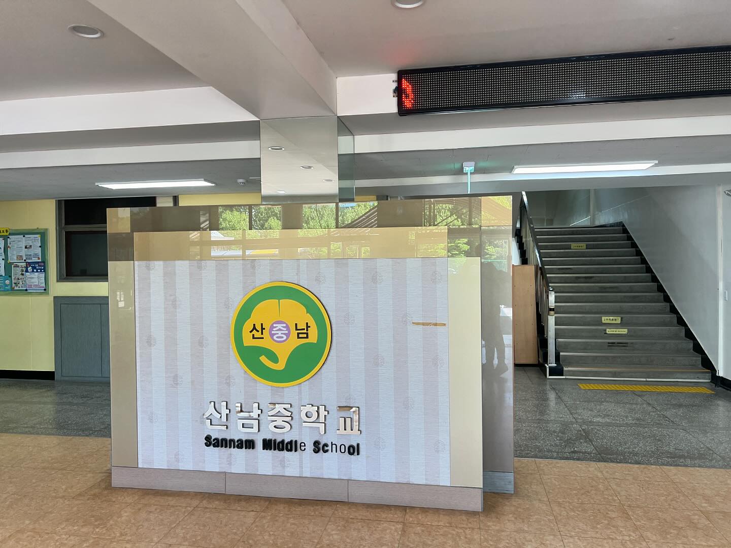오랜만에 학교 강의 갔다왔습니다
직업인 보컬리스트로 다양한 정보와 썰 풀고 질문과 답변 타임💁🏻‍♂️
다들 재미있게 참여해주셔서 감사합니다🙏🏻
5.31 강의때 또 봐요🤗
#출강#직업인특강#진로특강#특강#보컬리스트#보컬#산남중학교
