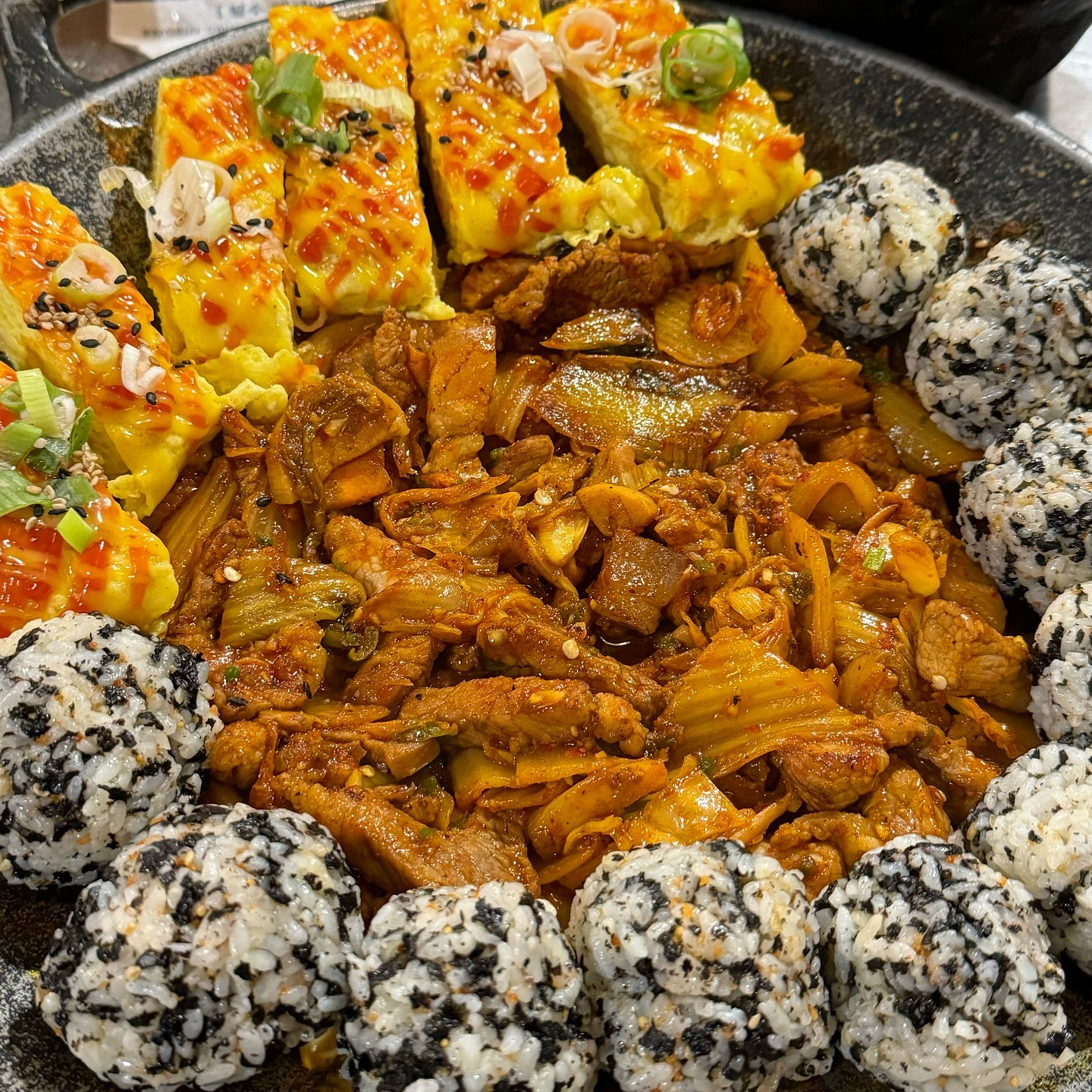 #협찬
점심에는 김치찌개맛집
저녁에는 돼지김치구이맛집
울산 삼산동 줄서서먹는 #삼산회관

8인이 한번에 앉을수있는
단체석도 있어서 단체모임하기 좋고
노포분위기를 즐기고싶다면 고고~

돼지,부대, 참치 김치찌개 3가지찌개종류와
돼지김치구이, 닭김치구이 2가지가있고
사이드메뉴들도 조화를 잘이루어
같이 곁들어먹기에 찰떡궁합✨

돼지김치구이 먹고 나서 공기밥만 주문하면
추가금액 없이 셀프볶음밥 가능하고
셀프바엔 각종반찬들과 계란후라이도 무제한
점심엔 라면사리까지 무제한 가성비 최고의 맛집💛

#울산삼산동맛집 #돼지김치구이맛집
#울산삼산동김치찌개맛집 #삼산맛집
#달동맛집 #줄서는맛집 #리뷰노트