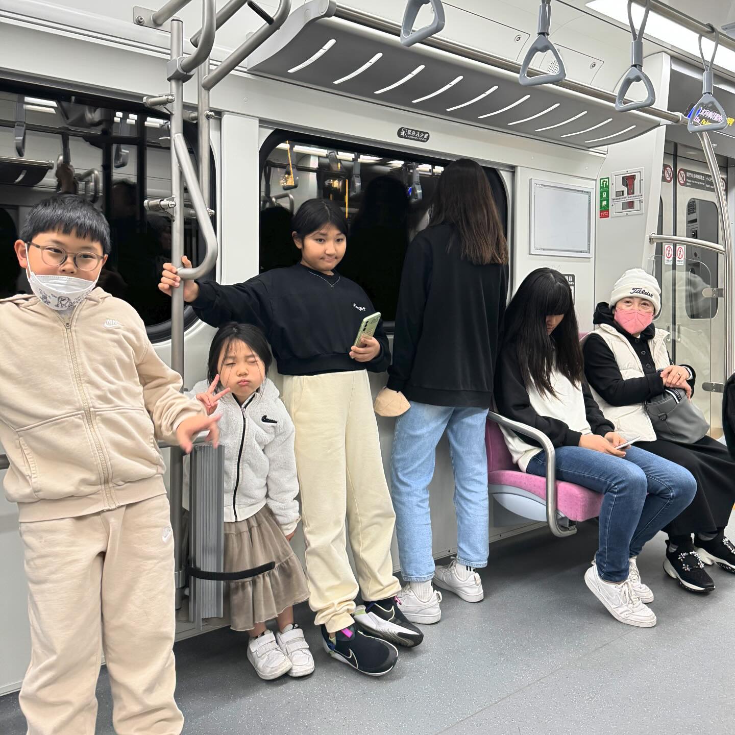 2023년 마지막날은 카운트다운 세계 5대 명소인 타이베이 101빌딩이 아닌……. 타이베이 MRT에서 
친정 대가족 이동으로 극기훈련 중 
버스 파업이다 하고 렌트도 못하고 해서 너어무 힘들었지만 그럼에도 추억 1+
75세 어르신과 아가들하고 우버타고 MRT타고 
그럼에도 울엄빠가 제일 잘 걸으시네 
우리까지 끌고 와주셔서 감사합니다. 
저는 올해도 아주 더 열심히 화이팅 해볼게요. 

#새해복많이받으세요 #건강하세요 #타이베이101 #타이베이101카운트다운 #유튜브로시청 #happynewyear2024