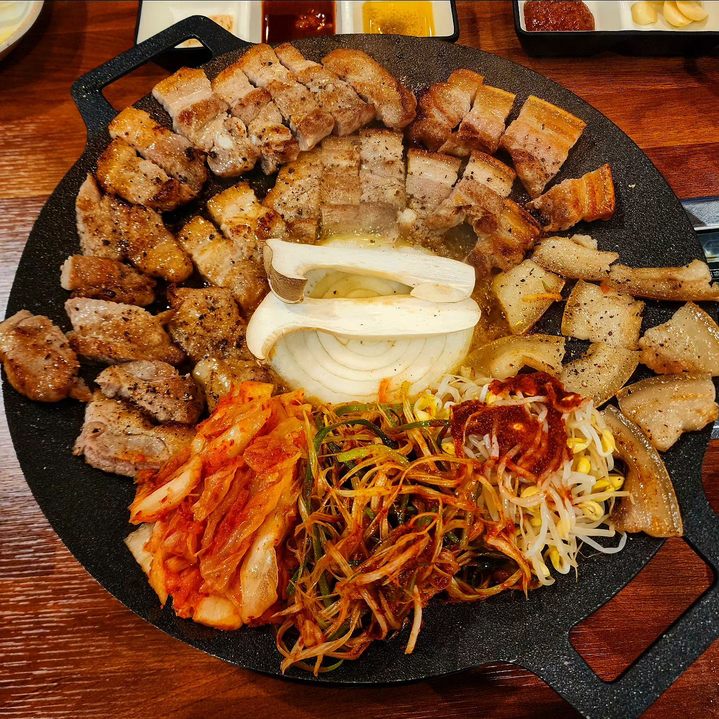 📌 #협찬 파주 야당역 고기 맛집 "성수옥 아궁지"

📍삼겹살
📍오겹살
📍목살
📍껍데기
📍물쫄면,비빔쫄면
📍깍둑볶음밥+치즈추가

야당역 새로오픈한 고기맛집❗️

오픈 이벤트로 껍데기 서비스 거기에 손님들이 풍족하게 드셨으면 좋겠다는 사장님에 넓은 마음으로 테이블마다 얼큰해장탕+계란후라이 서비스까지❗️

착한가격에 많은 서비스라고 질이 떨어지는건 절.대 아닙니다!! 맛도 좋고 양도 많고 단점을 찾는게 더 어려운 ㅜ
고기 맛집답게 육즙 장난아니에요❤️
거기에 사이드 메뉴로 물쫄면 비빔쫄면도 얼마나 맛있는지🫢
오늘 저녁은 성수옥 아궁지로-!

🔍운영시간
연중무휴
평일 17:00 ~ 24:00
주말 13:00 ~ 24:00
🚩경기 파주시 소리천로 25 유은타워 7차 1층 104, 105호