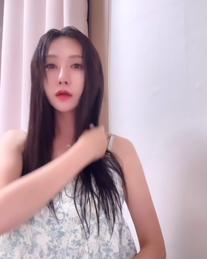 잦은 고데기 사용으로
머리 빗질이 잘 안되었는데,

이 헤어에센스 사용하고는
머리 빗질도 잘되고
머릿결 좋아보인다는 말도
종종 듣게 되었다죠 😉❤️

여기에 헤어미스트 까지 뿌려주면
향기도 좋고 머릿결에 윤기가 흘러요 💗

에센스로 영양 듬뿍주고
헤어 미스트 찹찹 뿌려주면
머릿결과 향기까지 헤어 췍! 😍😘✅✨