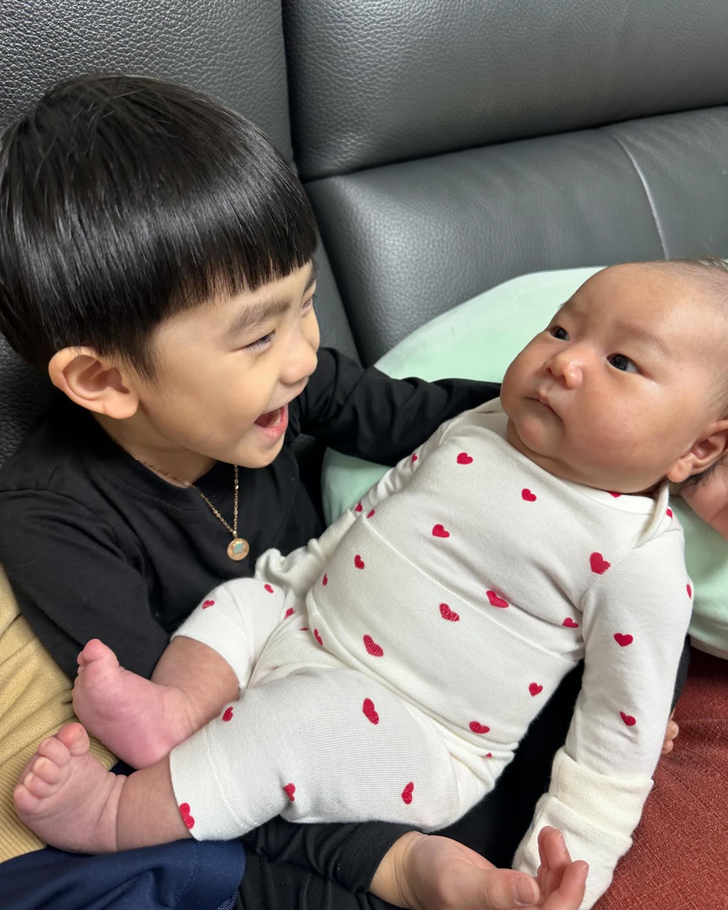 ㅋㅋㅋ 아가띠가 선물해준 하트옷 
드디어 개시!! 넘 늦게 입혔나봄 ㅠ
엄근진 이솔공주 하트 왕커짐ㅋㅋ🤣
하트확찐자..♥️🫣바지도 짧뚱맞음 ㅋㅋ
와 울 낑뿡공주 어마어마하다잉 👍👍
근데 너무 귀여워..ㅋㅋㅋㅋ>_>
#아기미쉐린 #낑뿡공주#현솔남매#인생34일차❤️ #두찌맘