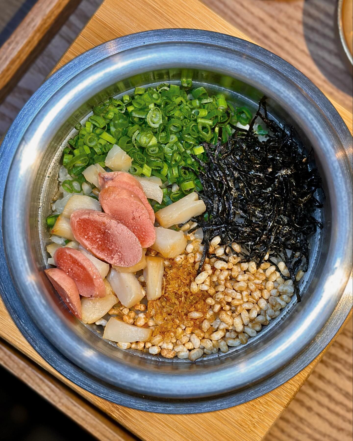 수많은 해후와 이별의 장소이자,
새로운 꿈과 여정이 시작되는 곳, 서울역.

서울역이 가진 무형의 추억을 유형의 맛으로 풀어내어
추억의 향기가 스민 곳. 그곳이 바로 여운관이라죠.😌

Course B. 는 낭만 가득 담긴 전채 ‘운치’로 시작되어.
우리식 디저트 ‘여운’을 남기며 아름답게 마무리 됩니다.
 
넘치지도 부족하지도 않은 단아하고 은은한 멋.
공간과 기물에서, 음식에서 아주 잘 배어나네요.
 
많은 이들에게 스며들어 멋진 공간이 되어줄 것 같아요.
이 시점에 솥밥 마니아는 솥밥 또 먹고 싶다. 헿.💛🤍
 
 
hyunjong.bae 초대 고마오 😌
#여의도맛집 #여의도역맛집 #여운관 
#솥밥맛집 #여의도점심 #여의도역점심 
#여의도한식다이닝 #한식다이닝