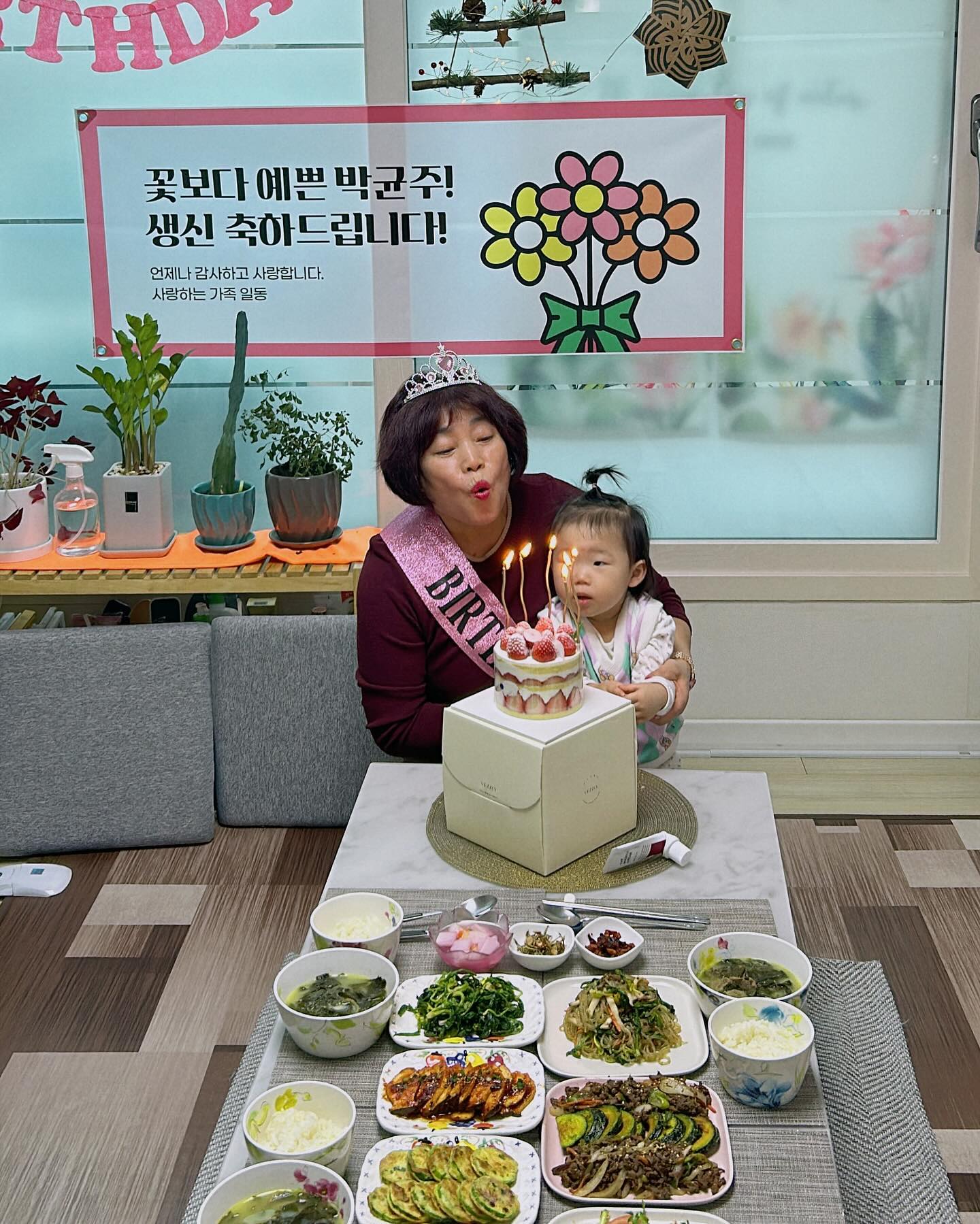 랑이랑 엄마랑 🩷 이모 생신 축캉해요🩷
.
.
.
#240113
#랑이는513일
#16개월25일_73주차
#이모hbd🎉 
#엄마고생했슈ㅠㅠ♥ 
#쭈도고생했어😊