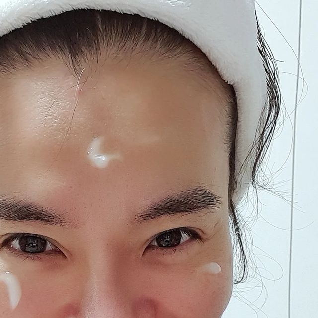 이쁜여자는 운동금지 on Instagram: "#노모크 #녹턴 #슬리핑팩 @nommoc.official 얼굴이 당기고 퍼석해지는 걸 보니 이제 좀 겨울같은 추위가 오긴 왔나봐요 매일 피부 컨디션에 맞춰 튼튼매끈촉촉한