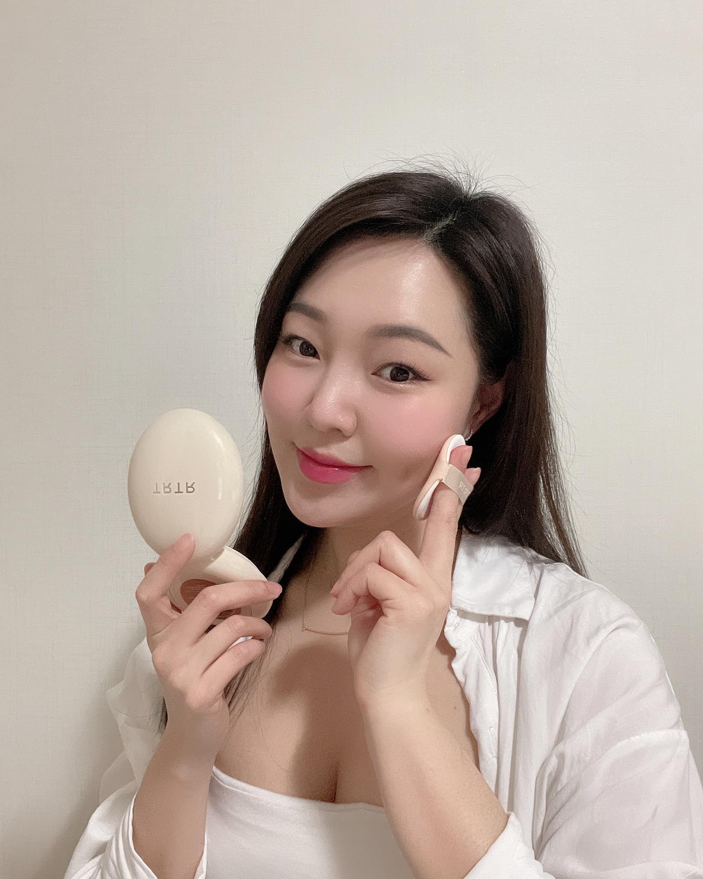 #광고
최근에 피부 좋아졌다는 소리를 많이 듣고 있는데 비결이 뭐냐고 물어보시면 알려드리는 저의 인생 쿠션
TRTR 도자기 펩티필 커버 쿠션 !!!
⠀
바르면 도자기 피부처럼 반지르릏지고 수분감과 영양감이 가득해서 4주간 사용하면 안티에이징 효과까지 기대할 수 있는 쿠션이에요
⠀
독보적인 기술력의 티르티르만의 기술력을 담은 윤기/밀착/지속력/커버력을 개선시킨 ‘4가지 쿼드 테크’를 적용한 “100시간 메이크업 지속” 하이테크 쿠션으로 지속력과 커버력까지 진짜 좋아요
⠀
거기다 국내 최초로 뛰어난 항산화 효과의 로즈힙 파우더를 품은 스펀지와퍼프로 터치하는 순간부터 더욱 강력해지는 항산화 효과 기대할 수 있답니다!!
⠀
바를수록 도자기 피부같고 100시간동안 지속되는 지속력까지 지금 홈쇼핑에서 엄청난 인기라고 하니 여러분도 써보셔요
⠀
제가 바른건 21호랍니다!!
⠀
⠀
⠀
tirtir_official
⠀
⠀
⠀
#광고 #티르티르 #TIRTIR #티르티르쿠션 #도자기광쿠션 #펩티필쿠션 #안티에이징쿠션 #쿠션추천 #뷰티 #비법 #인생템 #뷰티블로거 #뷰스타그램