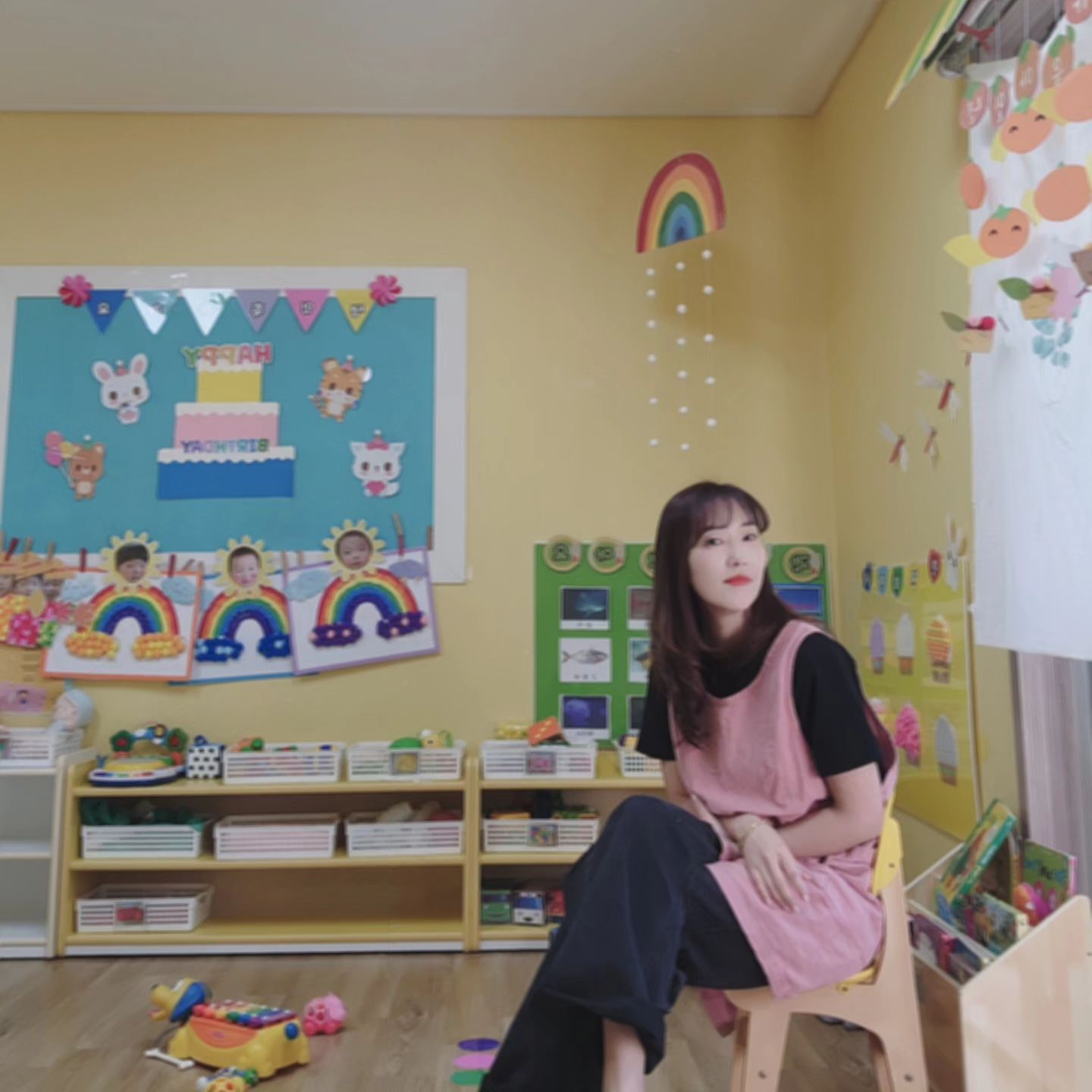 #어린이집교사 🎀

폭풍같은 하원시간😓
모두 가고 친구한명 남음
힘들어서 잠깐휴식할려는데
눈 딱 마주침👀
너무 귀여워서 거리두기 불가능
휴식 불가능
.
.
.
#보육교사 #천직인가 #귀염둥이💕 #힘들어도뿌듯 #좋아요 #좋아요반사 #선팔하면맞팔
