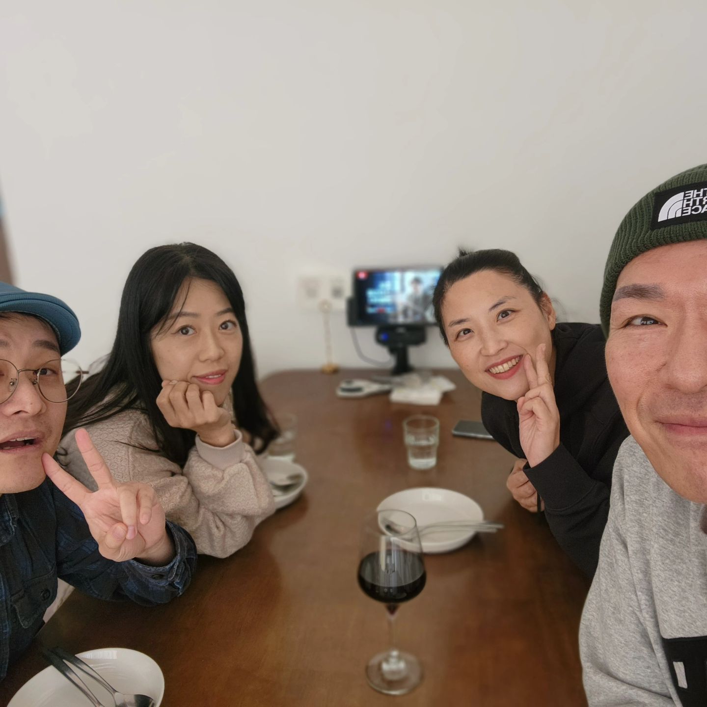 중장비로 신난 아가들에게도, 
덕분에 크리스마스 기분을 낼 수 있었던 우리 부부에게도,
산타 처럼 찾아와준 명훈이 영은이.
늘 고마운 마음만 눈처럼 쌓여가는구나. 🙂