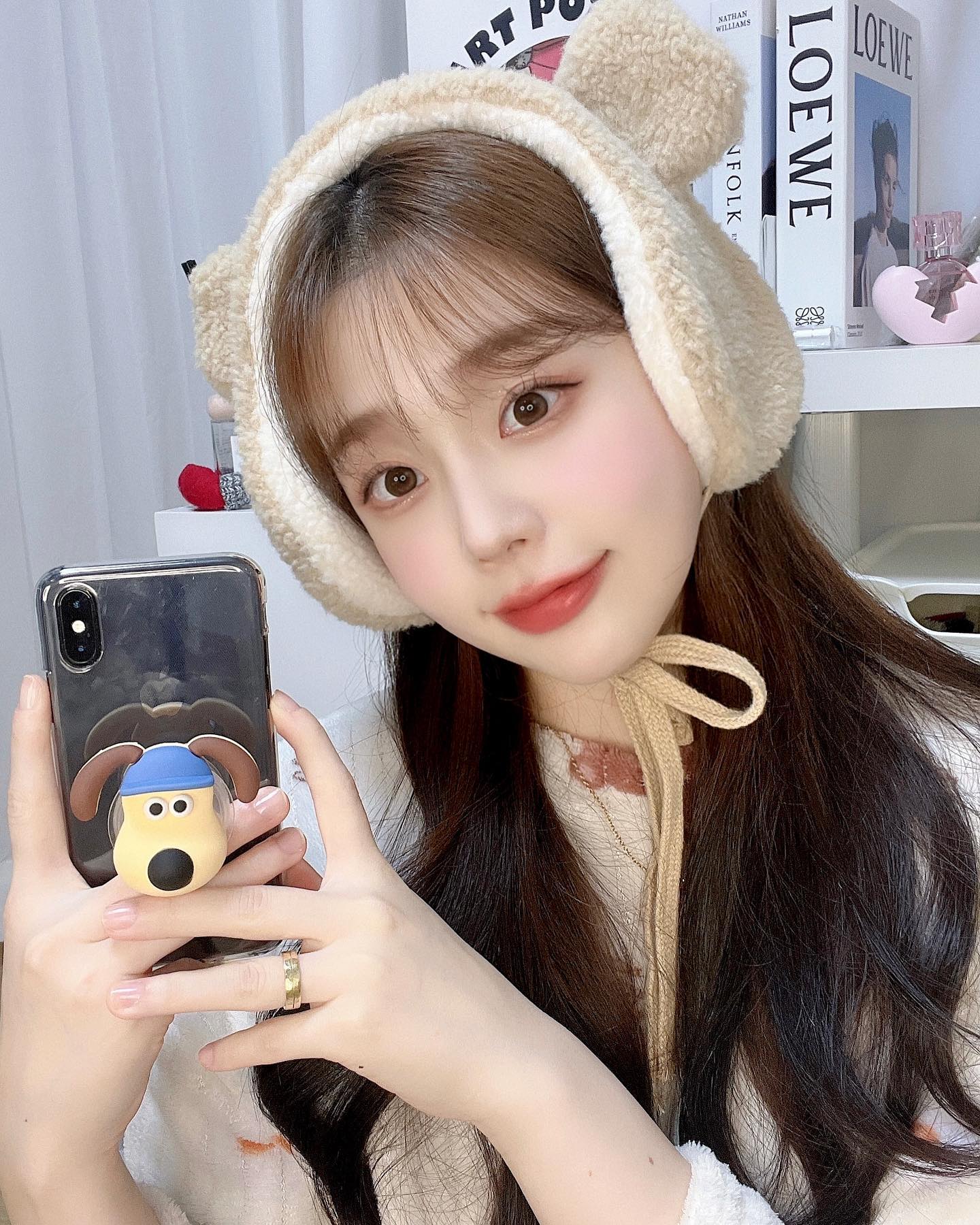 #광고 #협찬 
메리크리스마스 🎄💌
크리스마스엔 역시 집이 최고야.. 짜릿해 .. 
방금 일어난 저는 .. 
크리스마스 보낼 틈도 없이 하루가 가버렸네요.. 🫧 
경성크리처 하루에 끝까지 다 본 나 .. 반성해.. 너무 재밌쟈냐 ..
-오늘 제가 착용한 렌즈는 오렌즈 미스티 원데이 내츄럴 초코입니다🤎