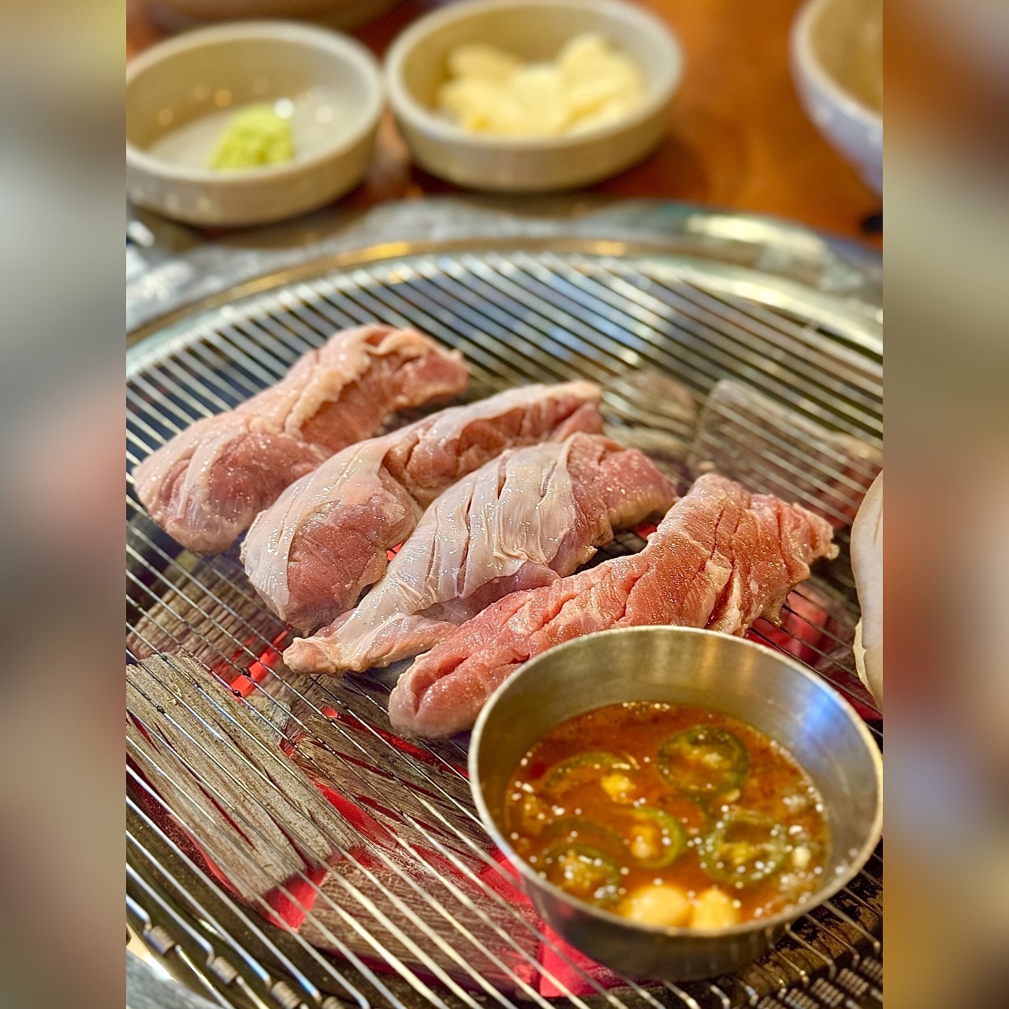 #협찬 📝
오늘은, 하남미사강변 미사호수 테라스가 있는
웨이팅 맛집 #촌놈집미사강변점 에 다녀왔어요💕
#미사호수공원 산책 후 일몰과 함께
맛있는 숙성 돼지고기를 맛볼 수 있는데다
일몰과 야경까지 멋져 데이트코스로 정말 유명하죠😎
특히 테라스석은 #하남애견동반 까지 가능해
댕댕이와 함께 식사까지 가능하다는 사실👍🏻✨

또 숙성 돼지고기 외에도 꽃등심/갈비살/치마살 등등
다채로운 호주산 와규 부위 및 고기와 찰떡으로
어울리는 사이드 메뉴들이 준비되어 있어
단체 회식이나 가족 외식 장소로도 강력 추천!
(👆🏻‘캐치테이블’로 예약 가능)

💯 숙성 갈매기살 100g ₩17,000
🏠 경기 하남시 미사강변중앙로 189 에코브리지2 1층
☎️ 0507-1475-3363
⏰ 12:00 ~ 23:00
chonnooom 

#미사강변맛집 #하남맛집 #하남미사맛집
#미사강변고기집 #미사강변숯불구이
#미사강변고기맛집 #미사강변회식장소
#미사강변정육식당 #촌놈집 #미사호수공원맛집