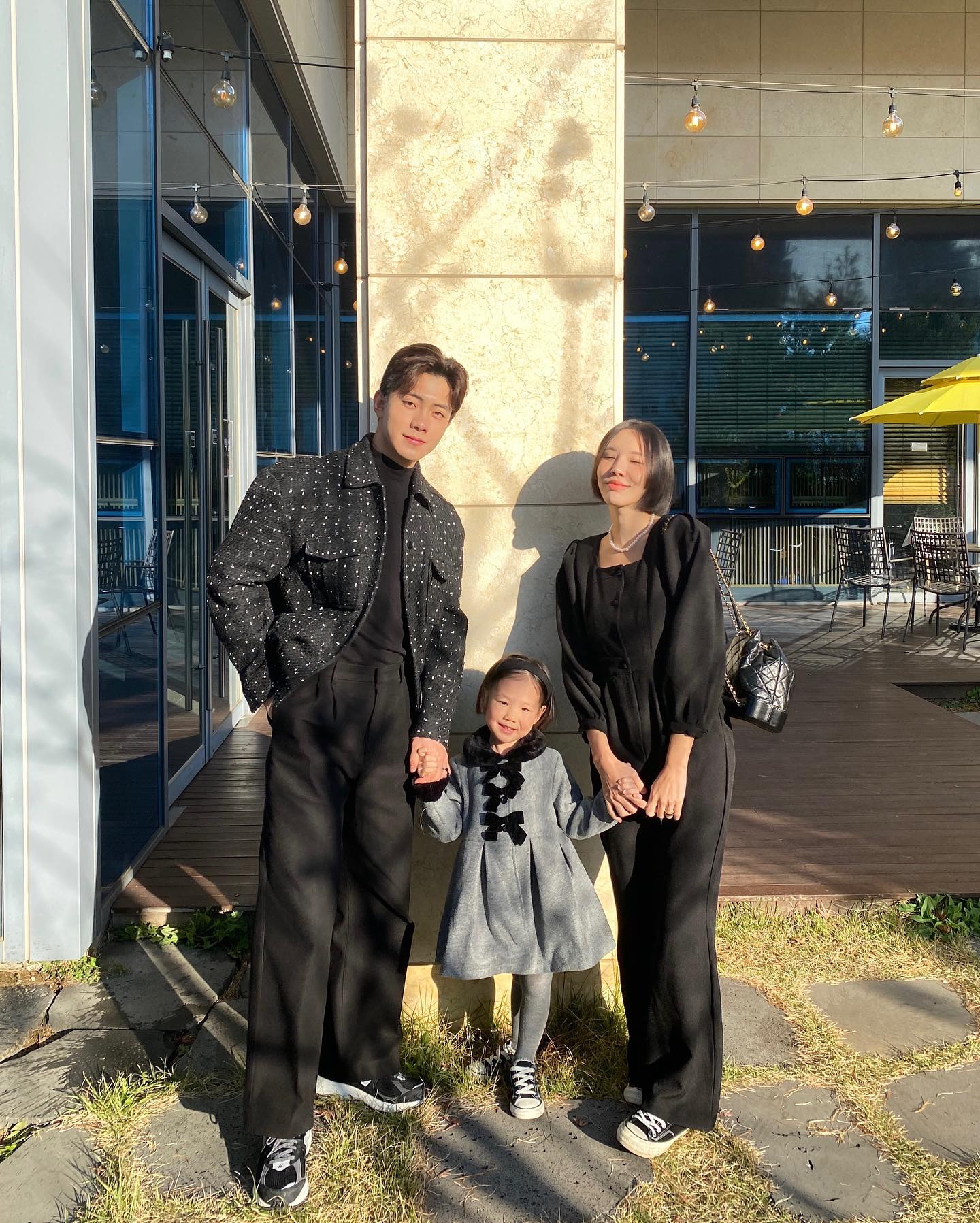 입덧 시작하고 거의 한달만에
처음으로 도전(?)해 본 제대로 된 긴 외출..🖤
친척 오빠 결혼식이라서
가족들이랑 다 같이 출동 했는데
(토 안했으니)아주 성공적이였어요ㅋㅋㅋ
아무튼,
엄마가 혹시 모른다고 차에 검은봉지 챙겨놓은게
오늘의 가장 큰 tmi..