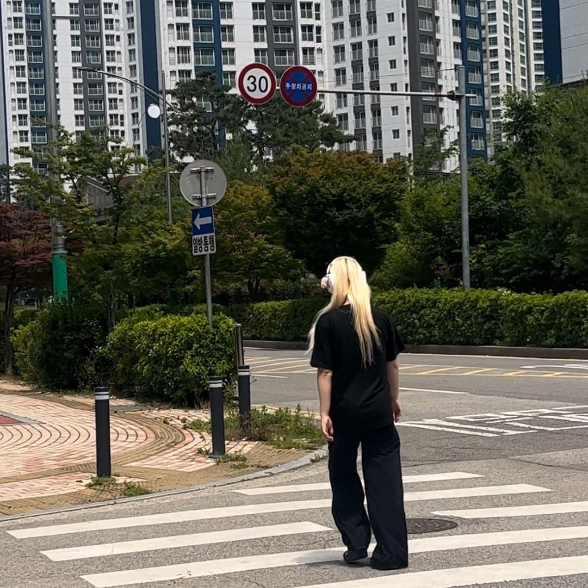 mplayground_official 에서 보내쥬신 교복템…🫶
요새 정말 매일입고다니는데 특히 날씬해보이는 핏의 면티와 정말 시원한 아이스팬츠가 진짜 너무 편해요! 아이스 팬츠가 비오는 날에도 보들보들 쾌적해서 좋더라구요♥️ 면티는 1900원 특가이벤트 중이니 기본 교복템이 필요하시다면…당장 달려가세요? ❤︎ 

#협찬 #엠플레이그라운드 #mplayground #플그룩 #ootd