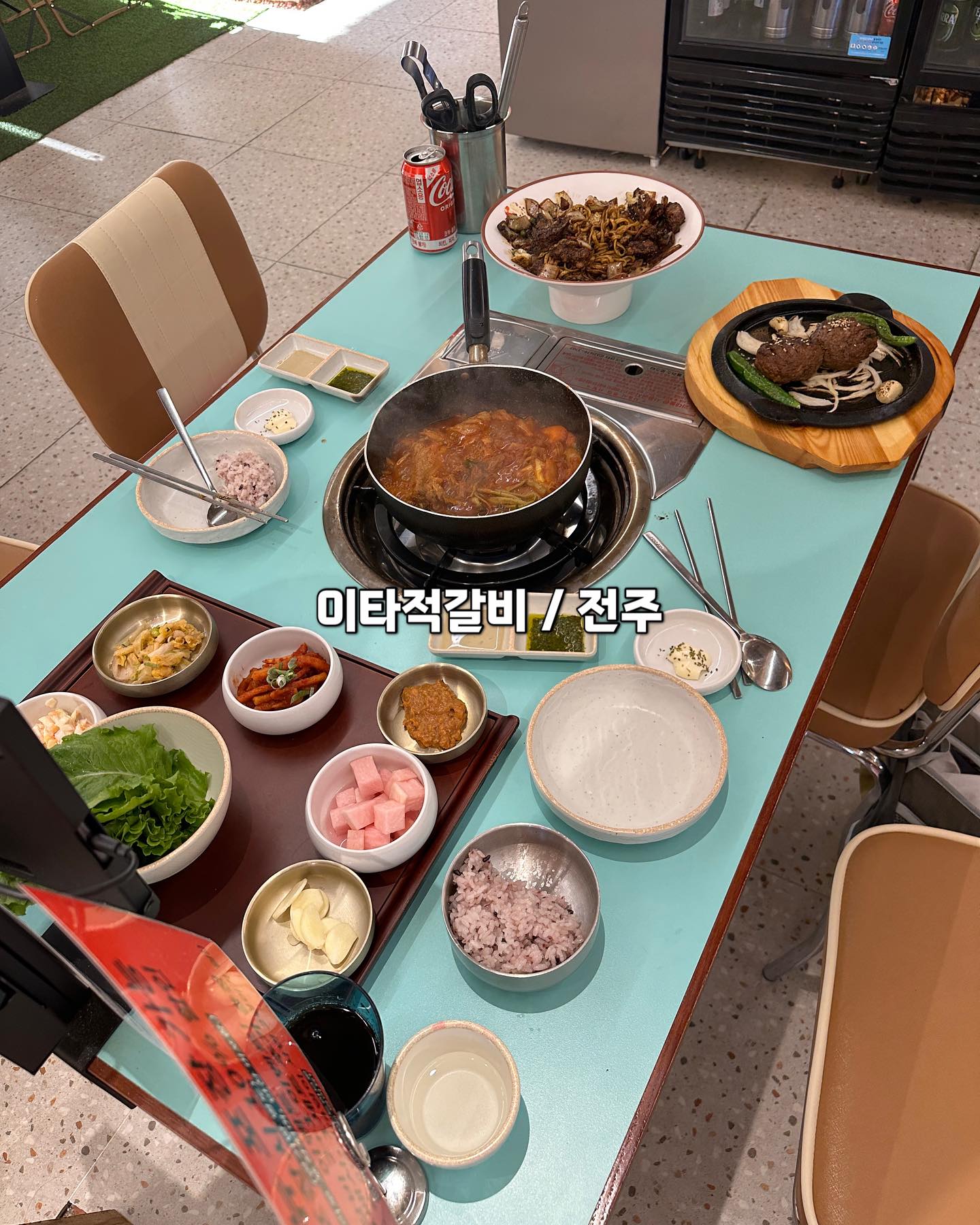 #이타적갈비 
내가 저번에 전토끼언니 찬스로 이타적 갈비를 다녀왔지! 이렇게 큰 간판이라 못찾을 수 없는 집이야-! 😏 

갈비넣은 짜장, 갈비전골, 떡갈비, 갈비튀김을 먹었는데 ! 
갈비짜장은 매콤하면서 달달한 갈비가 엄청 크게 들어가있어-! 맛있더라?
전골도 맛있었고 떡갈비도 달달하니 좋았고 ! 생각보다 갈비튀김이 미쳤었다 ?
부드러우면서 바삭한게 진짜 맛도리였어 !!! 

매장이 넓어서 단체모임하기 좋을듯하고 갈비로 다양한 메뉴를 만들어놔서 골라먹는 재미도 있고-! 궁금하면 가보길🫶🏻

itajeokgalbi 

📍영업시간 : 11시부터 10시까지 
3시부터 4시까지 브레이크 타임 

📍전화번호 : 0507-1379-1069

📍주차유무 : 매장 옆 유료주차장 2곳 있음