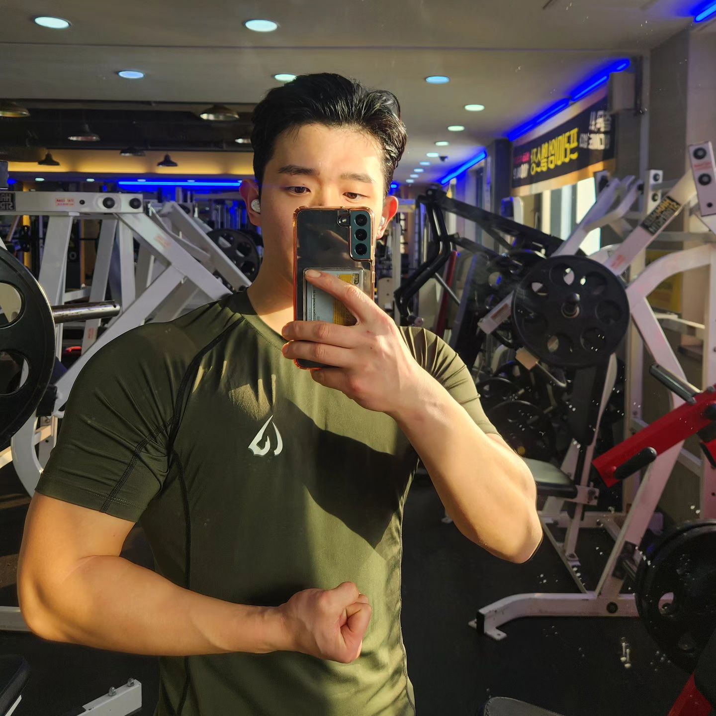 짙은 어둠속에 열정한 스푼
다 타버려 연기만 남았을지라도
다시금 더욱 빛날수있길🕯