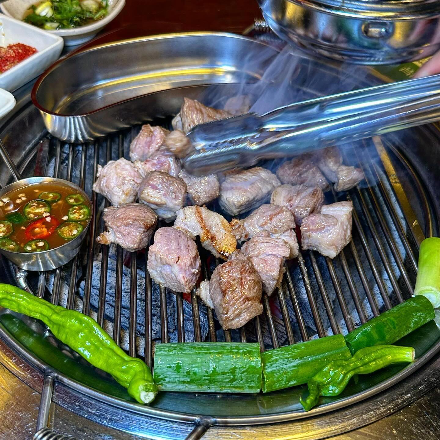 🐽 315번째 메뉴 : 노원역 목삼화로

특목살 잘하는 노원역 고깃집 #목삼화로
사장님이 원육선별부터 고기 숙성까지 꼼꼼히 해서,
곁들임 반찬 없이도 고기 하나만으로 충분히 맛있어요 👍
︎ 
체다치즈 올라간 계란찜이 서비스로 나오고
명란소스, 콩나물파채무침, 명이나물, 고추절임, 말돈소금 등
고기와 같이 먹을 밑반찬들도 알차게 나왔어요 

초벌되어 나와서 참숯에 금방 익혀 먹을 수 있다는 장점 👏🏻
두툼한 목살에 육즙 가득 머금고 있어서 진짜 맛있어요ㅠㅠㅠㅠ
목살 뻑뻑해서 안좋아하는 분들
목삼화로 특목살은 꼭 먹어보셔야해요 !!!!

🌠 가게 : 목삼화로
🌠 주소 : 서울 노원구 노해로85길 15-7 (상계동) 1층 목삼화로
🌠 영업시간 : 17:00 〰️ 23:00 (월-목)/ 16:00 〰️ 23:00 (금-토)/ 16:00 〰️ 22:00 (일)