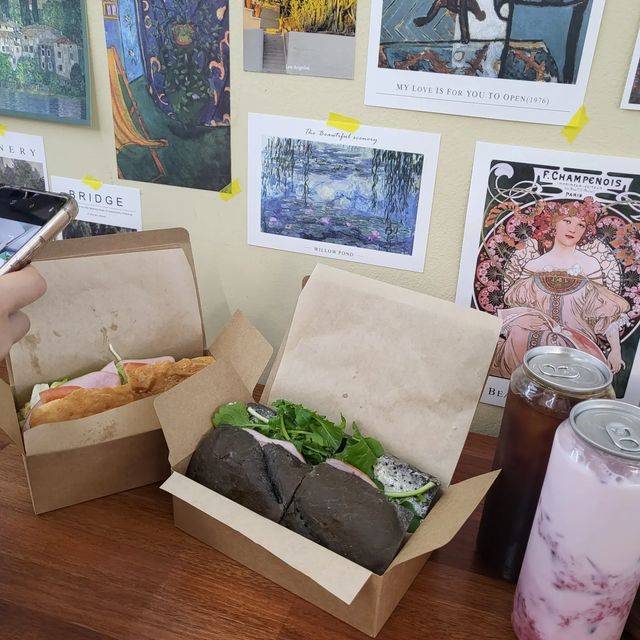 𝒀𝒐𝒖𝒏𝒈 𝒂𝒏𝒅 𝑹𝒊𝒄𝒉 on Instagram: "#광고 여기 잠봉뵈르 맛집 딸기라떼 미쳐버림 동생이랑 나들이 나와서 샌드위치 뿌셨는데 집앞에 생겼으면 하는 맛 ㅋㅋㅋ 방이시장 근처