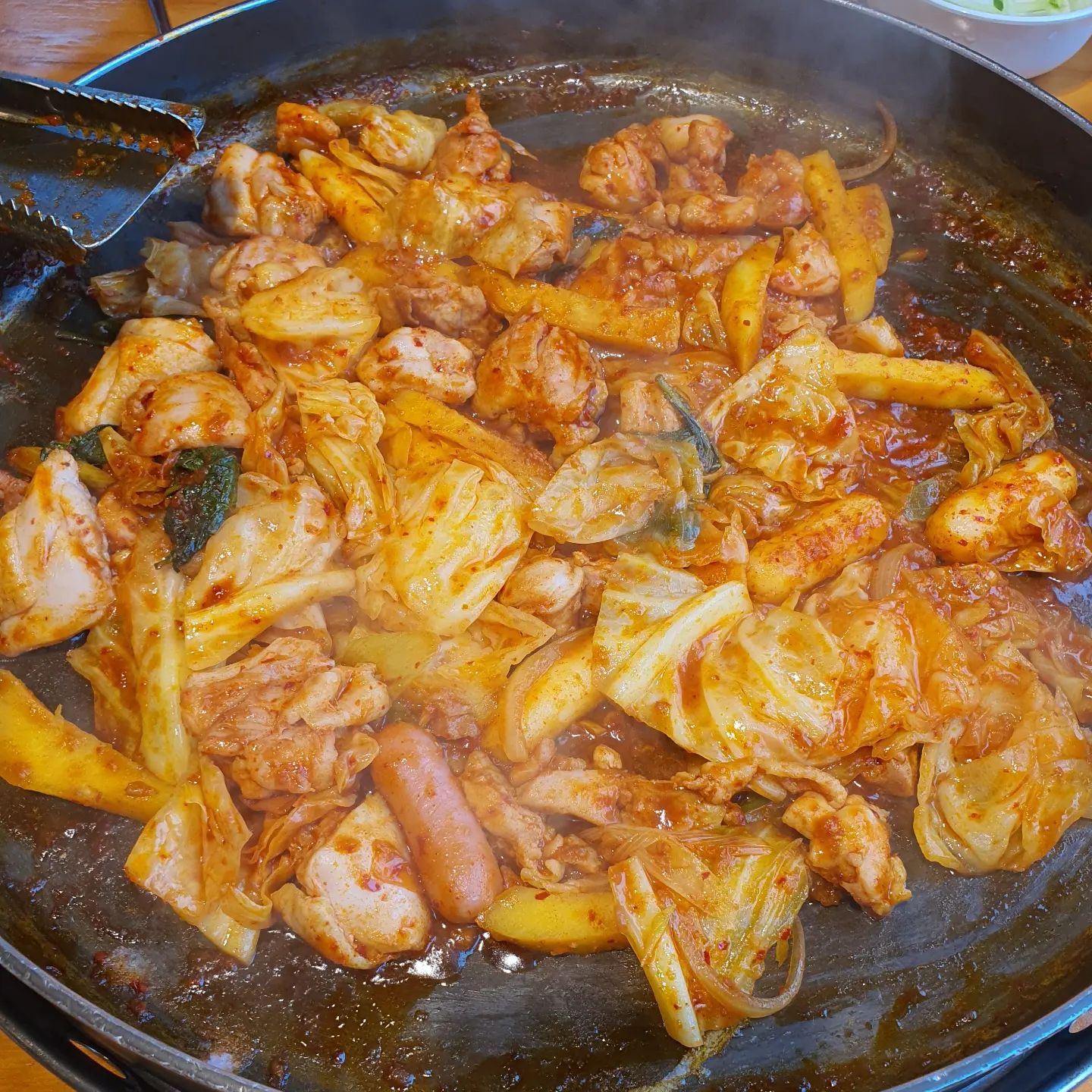 #주말데이트

닭갈비가 너무 먹고 싶은데~~~
맛있는 곳이 생각나지 않다가!
오투닭갈비가 아트포레에 있다는게
생각나서 gogo

오투닭갈비 체인인데도
맛집인거처럼 맛있는 집

여기는 닭갈비랑
치즈 닭갈비로 닭갈비는 2가지!!

보통/약간매운/매운맛 맛도 
3가지 중에 고를 수 있다!

사리추가 해도 맛있지만
아니어도 충분히 맛있고

밑반찬도 정갈하게 맛있음!
볶음밥은 필수! 사진은 없넹

오투닭갈비는 부대찌개도 같이 팔다보니까
부대찌개 먹는 사람들도 많았어요!

송도에서 닭갈비집은 
여기만 가지 않을까 싶어요😆

.
.
.
#맛스타그램 #먹스타그램 #먹방 #맛집 #먹스타 #맛스타 #맛집추천 #닭갈비 #맛집스타그램 #먹팔맞팔 #먹방스타그램
#인천송도맛집 #송도닭갈비 #오투닭갈비