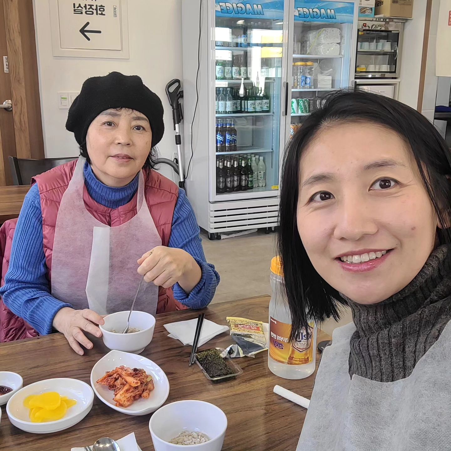 #재경이네

찬 바람 부니, 칼칼한 국물이 생각나더라구요. 

어머님과 전 칼국수를 좋아하지요~
칠금동에 있는 재경이네 다녀왔어요. 
칼국수 맛집!
근데 메밀 전병도 넘 맛나답니다!

넘 맛나서 먹고 또 주문해서 사왔더니,
애들도 뚝딱 먹어버렸다지요. 

식사 전에 보리밥이 나와 더 좋았던 곳~
칼칼한 국물이 생각날 땐, 칼국수 먹으러 고고~

#칼국수맛집 #칠금동맛집 #닭칼국수 #충주맛집  #장칼국수 #먹는일상