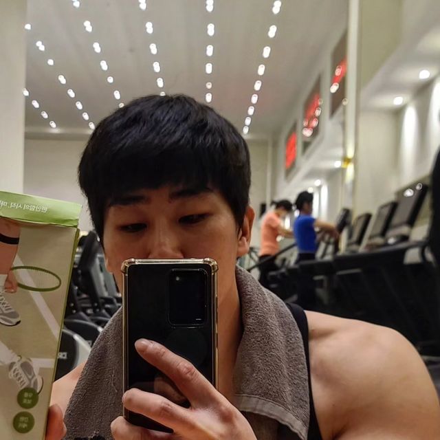 문지호 on Instagram: "#협찬 #광고 @marun5_official 마른파이브에 슬개건 보호대! 웨이트를 할때 무릅에 힘이 들어가는 운동이 아주 많습니다! 슬개골에 붙어있는 중요한 슬개건!! 이를 보호하기 위