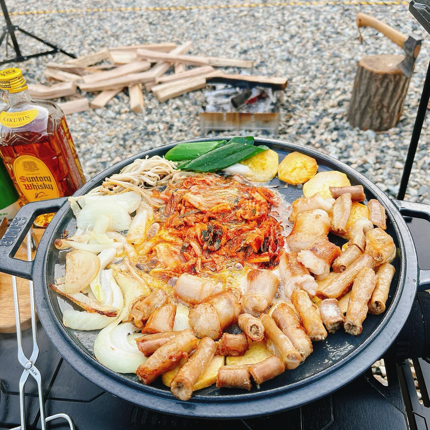 #협찬 #소깨비 

캠핑 메뉴 고민 할 시간에 소깨비 검색하세요📣📣
이번 주말 캠핑에 먹은 소깨비의 베스트 밀키트인 
한우곱창&한우대창&한우곱창전골을 소개할게요😋

한우곱창과 한우대창은 1팩에 200g씩 소포장 되어 있어
1인 가구도 부담 없이 즐길 수 있겠더라구요😄
진공 포장된 곱창 대창을 뜯어 팬에 굽기만 하면 되는
간단한 조리방법으로 집에서나 캠핑장에서나 쉽게 즐길 수 있는
메뉴였어요👍🏽👍🏽 곱이 한가득 들어있는 한우곱창은 씹을수록
쫄깃함과 고소함이 입안 가득 퍼지는 맛이였어요😋😋
톡하고 터지는 탱글한 대창은 부드러운 식감으로 입안에서 
순식간에 녹아 버려 그 맛을 잊을 수가 없네요😃😃

한우곱창전골은 봉지째 냉장 해동 후 냄비에 넣고 끓여주기만
하면 되는데 고기 육수 야채까지 모두 포함된 원팩제품이라
진짜 간편했어요👍🏽👍🏽 어찌나 건더기가 많던지 용량이 어마어마
했어요 ㅋㅋ 저는 개인적으로 한우곱창전골도 1인가구를 위한
소포장 제품도 출시해주셨으면 좋을거 같아요🫶🏽🫶🏽🫶🏽

참참.. 먹다보니 한우곱창전골이라고 곱창만 들은게 아닌거 있죠!!
한우곱창 양 대창 불고기까지 다양했고 매콤칼칼 깊은 육수가
끓이면 끓일수록 진국이였어요👍🏽👍🏽 완전 강추강추🫶🏽🫶🏽

#소깨비 #소깨비한우곱창전골 #소깨비한우대창 #소깨비한우곱창 #캠핑메뉴 #캠핑요리 #캠핑음식 #한우곱창구이 #한우대창구이 #c_s크루