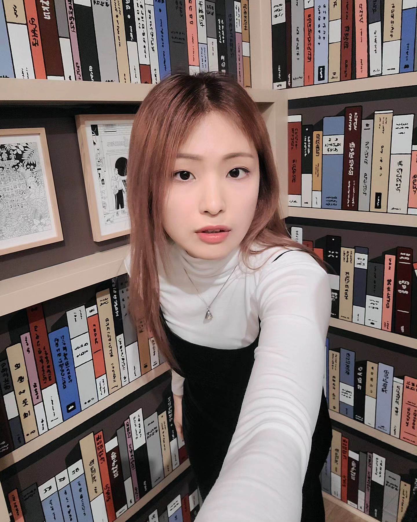 마음이 편해지는 일러스트로 가득했던 #일리야밀스타인 전시회🖌
일리야 밀스타인이 건축을 배워서인지 그림의 배경이 건물과 인테리어로 가득 차 있다. 하지만 조잡하지 않고 조화롭게 화면을 구성해서 마음이 풍성하고 편안해진다 ✨️