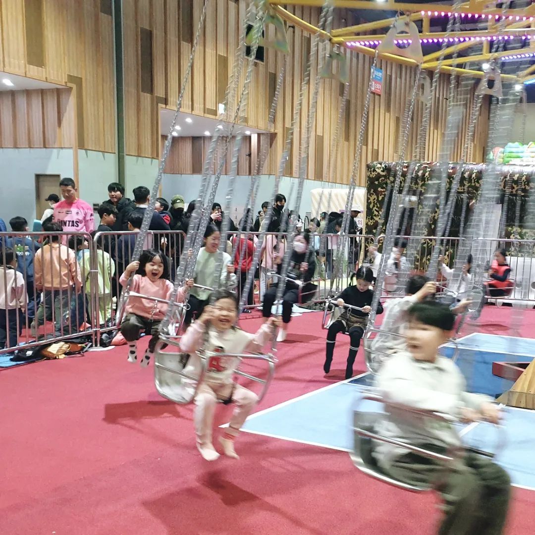 ㆍ
넘넘 신났던 시간 😆😆
 
회전그네는 나 유치원생때 부곡하와이였나? 
거기 캠프가서 탔던 기억이 새록새록해서
유나가 타는거보고 나도 잠시 추억에 잠겨보고 😊
 
 
 
#유에코 #상상체험키즈월드 #대기1시간