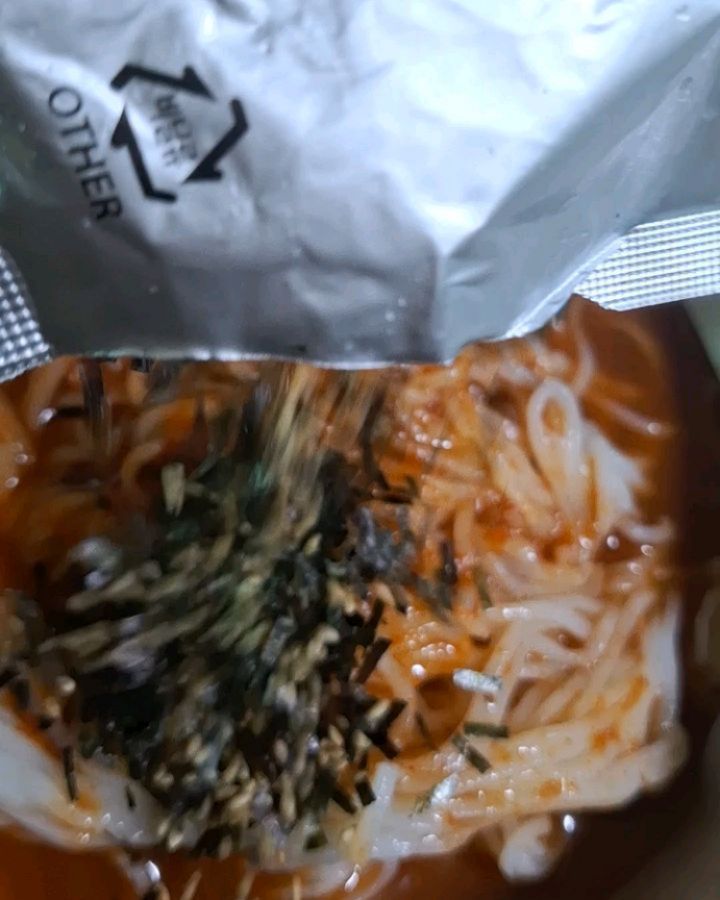 #광고
SNS에서 핫한 송주불냉면을 집에서 간단하게 국수로 해먹을 수 있는 밀키트에요😉 매운거 잘 먹는 편은 아니라서 처음에 매운양념 빼고 조제했거든요. 먹다보니 뭔가 더 매워도 가능할거 같아서 매운 양념을 1/3정도 후첨가! 못먹을 정도는 아니었고요. 매운 비빔 불국수는 중독성이 엄청났어요😋 매운맛 조절이 가능해서 기호에 맞게 양념을 넣고 전부 다 넣으면 진짜 매운 국수를 즐길 수 있습니당!
.
#로시마켓 #불국수 #비빔불국수 #로시불국수 #로시마켓불국수 #송주불냉면 #맵기조절 #송주불국수 #비빔국수