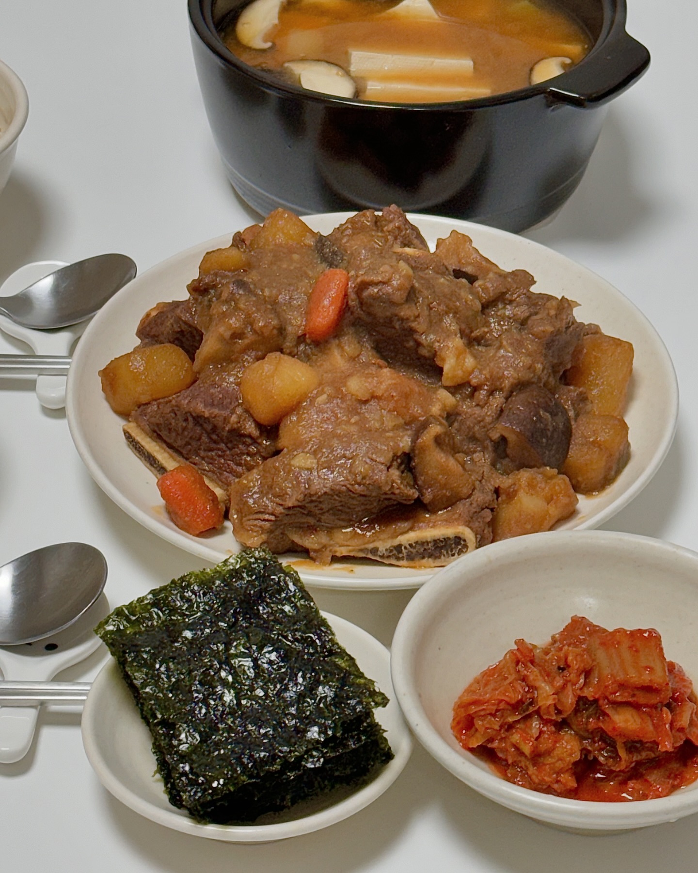 #점심 #서진이네2 #소갈비찜 #톳밥 

요즘 서진이네보면서 소갈비찜이 얼마나 먹고싶던지..👀
소갈비가 은근 가격이 있어서 못해먹고 있었는데
마트에서 할인하길래 바로 구입해서 만들었네용ㅎㅎ

유투브에서 이종임선생님 레시피로 만들어봤는데
양념이 정말 정말 맛있었어요🫶🏻

앞으로도 애용해봐야겠어요💖
다들 행복한 주말보내세요 :)
