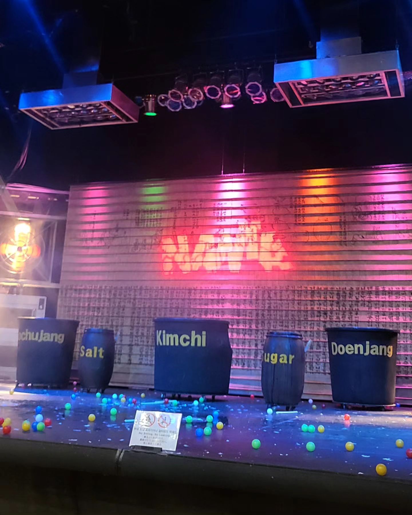 딸래미들과 명동나들이 2탄♡
NANTA show & street food

생각보다 긴 러닝시간이었음에도 불구하고
올해 7세, 8세가 된 아이들 즐겁게 잘 관람하고 왔다.
어린이 뮤지컬만 보다가 요리&춤&싸움?이 나오는 공연이라고 알려주니 어리둥절했던 아이들🤣
처음엔 이게뭐지 싶다가 제일 크게 웃고 박수치고 돌아옴

혼자서 애들 데리고 명동은 생각도 못하는데
친구덕을 이렇게 보네 나 잘 살았다🤧
All thanks to 제니이모♡

_

#명동 #Myeongdong #서울나들이 #딸둘맘 #하원후놀이 #난타 #nanta #아이와가볼만한곳 #아이랑갈만한곳 #어린이공연 #아이랑볼만한공연 #travelingwithkids