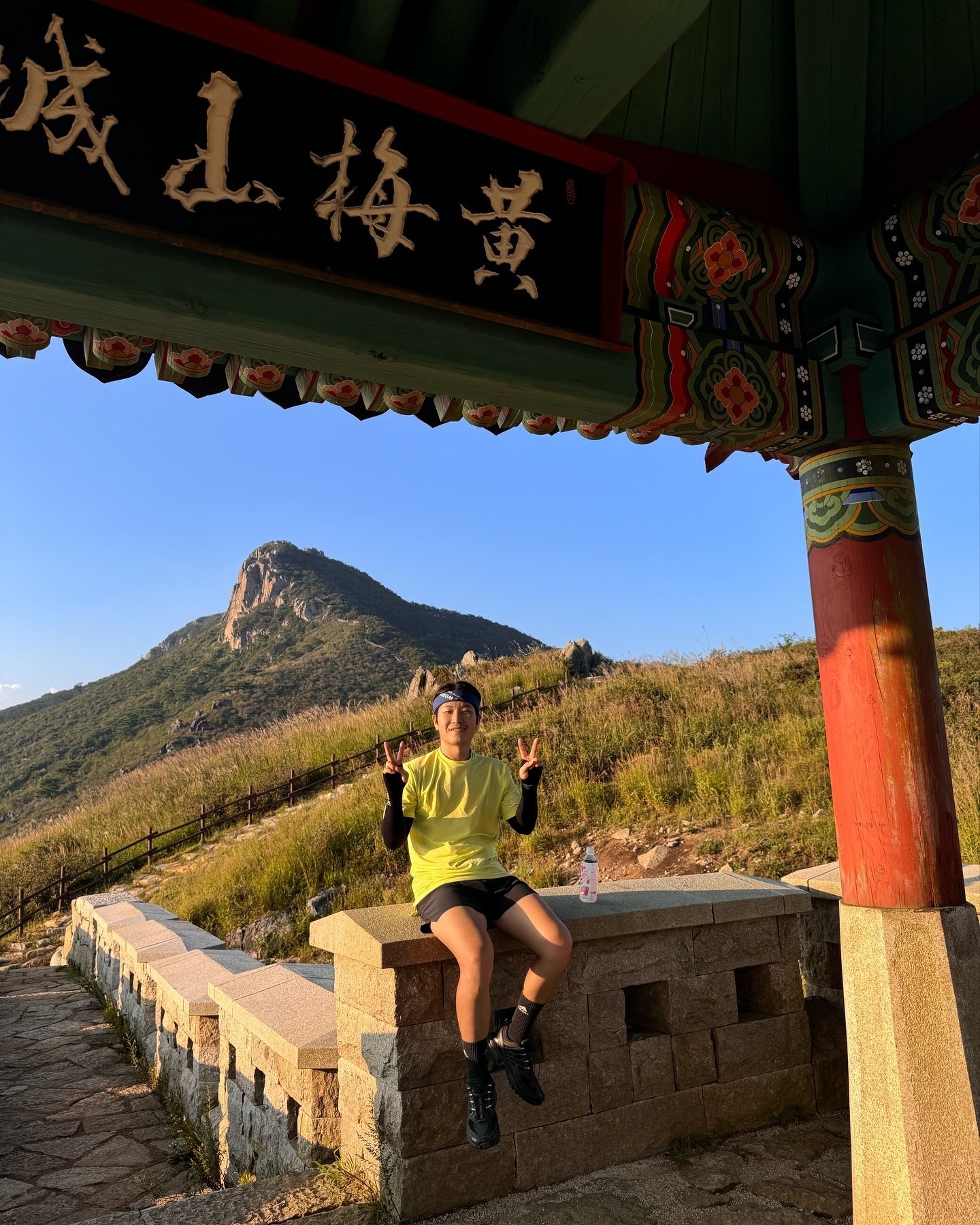 .
황매산 캠핑 온김에 트레킹했어용 🏃🏻🏃🏻‍♀️

캠핑장에서부터 걸어올라가니
아스팔트 길 진짜 힘들었는데, 
산 초입부터 펼쳐진 억새밭에 
힘듦도 잊혀지더라구요 🫢🧡

진짜 축제시즌에 꼭 다시 가야겠어용
짝꿍이 티켓팅 빠이탱!!