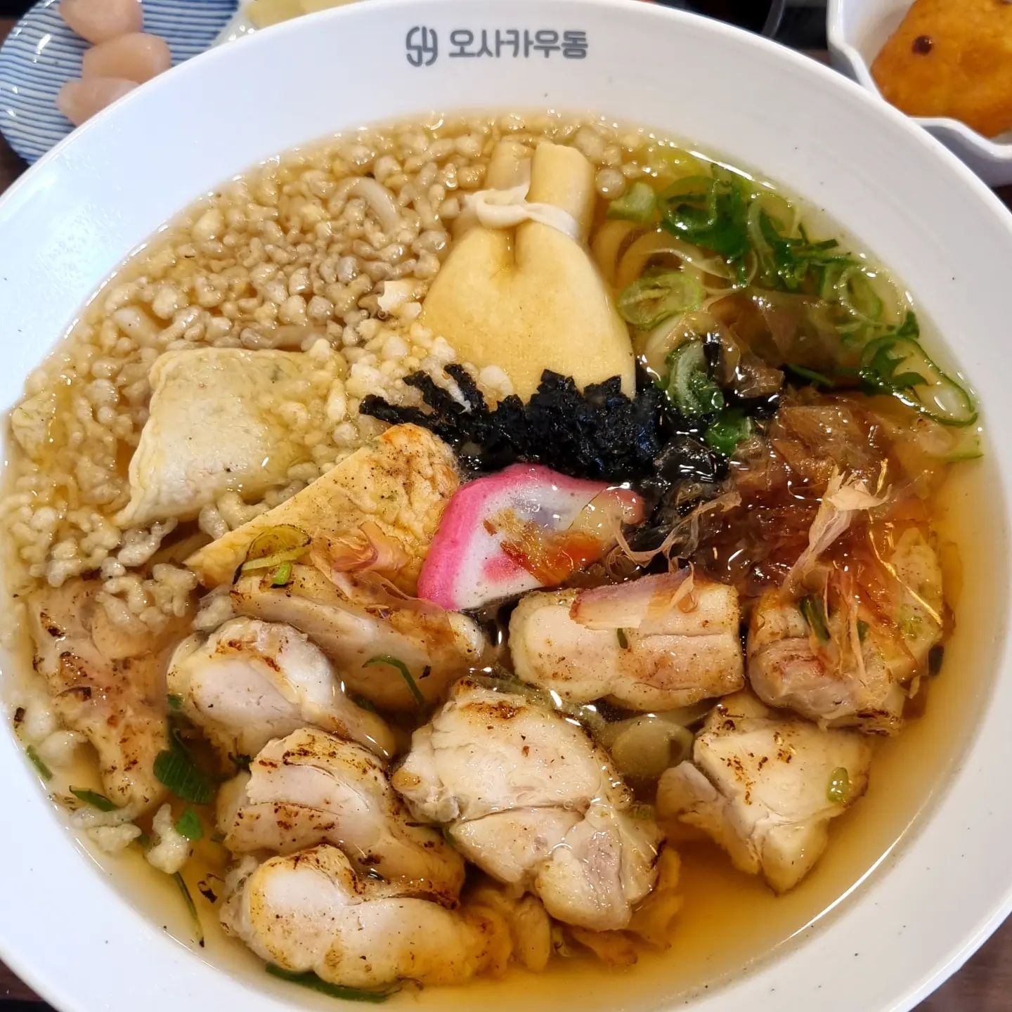 일본보다 메뉴 다양한 우동집 #오사카우동본점

두툼한 직화 닭다리살이 들어간 카시와우동 드셔보신분?

깔끔한 국물에 불향이 더해진 맛❤️‍🔥
큼지막한 오뎅도 들어있어 든든한 한그릇

여기 혹시 불향 맛집인가
대왕 날치알 주먹밥도 사알짝 그을려서
감칠맛 폭발🙊

📍위치
서울 관악구 남부순환로 1784 1층

🕑운영시간
매일 10:00 ~22:00

🍜메뉴
카시와 우동 12,000원
날치알 대왕 유부초밥 3,000원

#쩝쩝이_관악 #오사카우동#우동맛집#낙성대맛집#서울대입구맛집 #서울대입구맛집추천 #봉천동맛집#관악구맛집#서울대입구우동맛집 #먹방스타그램 #먹스타맞팔 #먹스타 #먹팔맞팔 #먹팔맞팔환영 #먹팔