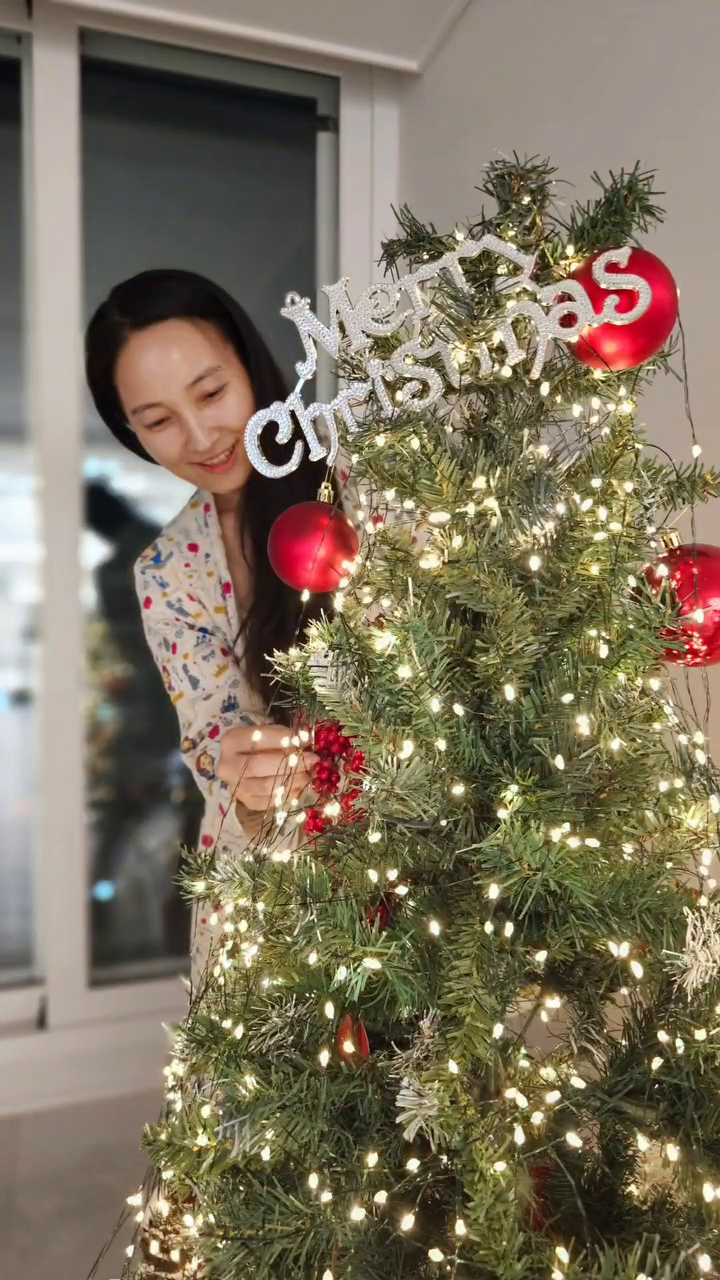 #크리스마스 #christmas

전구 넘 길다앙🤣🤣

길이 120M 
전구 1200LEDs

실화니? 긴ㅡ전구 주문한 뇨자 어떤데?!?

감는데 힘들다고 징징이 되는 각시 ㅋㅋ

완성하고 나니 너무 힐링되자네 ✨️✨️
365일 켜두고 싶네♡

#트리 넘넘 이뿌다앙👍👍

#겨울스타그램 #크리스마스트리
#트리전구 #christmastree #설렘주의
#겨울 #힐링 #행복스타그램