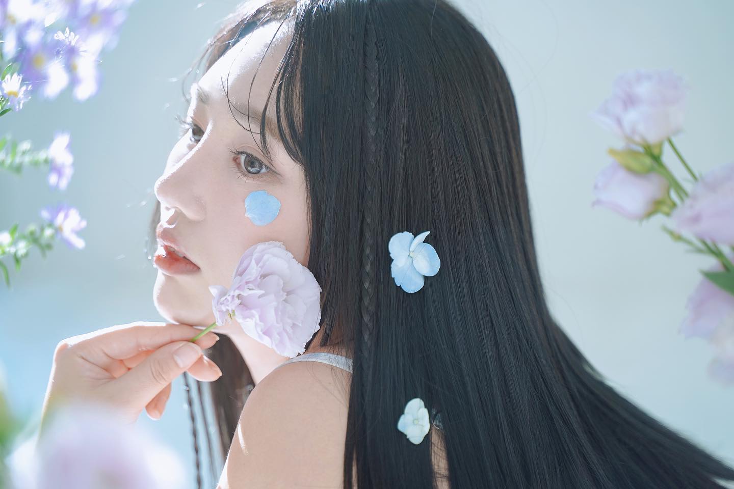 sanhomansion 
의상과 수국 컬러까지 찰떡이었던 촬영🪷
랜덤 기프트 사진까지 너무 마음에 듬

#산호맨숀 #산호맨숀경리단길점 #인생샷 #분위기깡패 
#강남비기닝 #비기닝 #강남헤어메이크업 #랜덤기프트